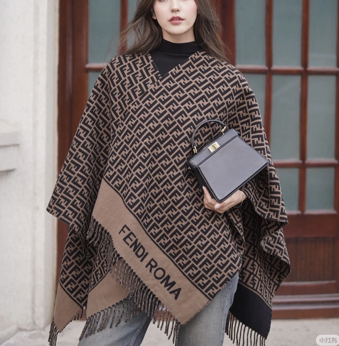  ✨✨爆款来了新款免代购❗️极品‼️重磅最新经典FF字母元素羊毛斗篷，大极品‼️F主打的斗篷，专柜也是刚