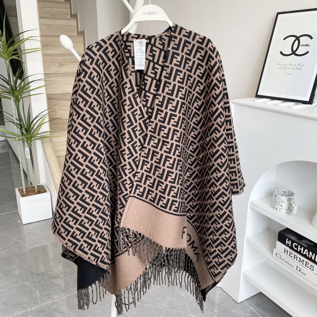  ✨✨爆款来了新款免代购❗️极品‼️重磅最新经典FF字母元素羊毛斗篷，大极品‼️F主打的斗篷，专柜也是刚