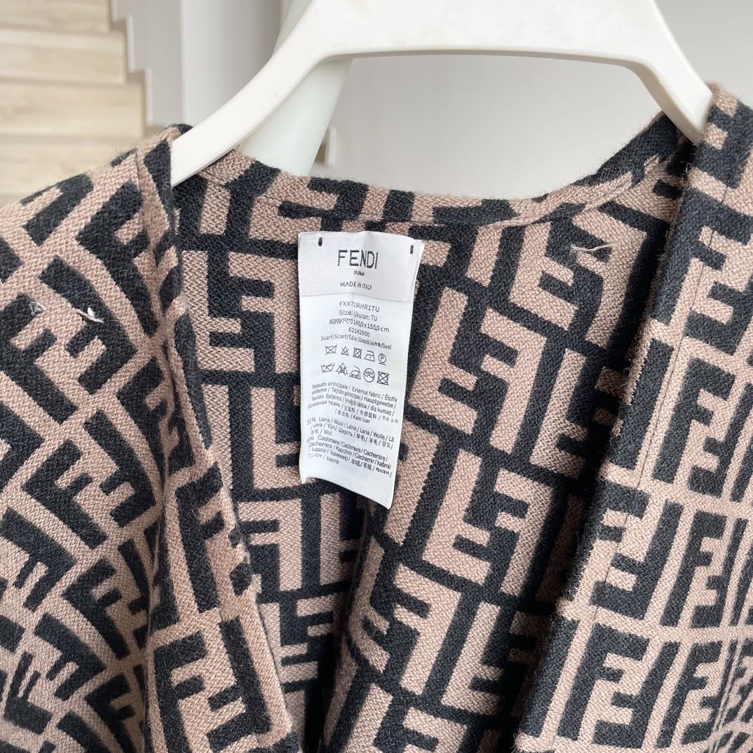  ✨✨爆款来了新款免代购❗️极品‼️重磅最新经典FF字母元素羊毛斗篷，大极品‼️F主打的斗篷，专柜也是刚