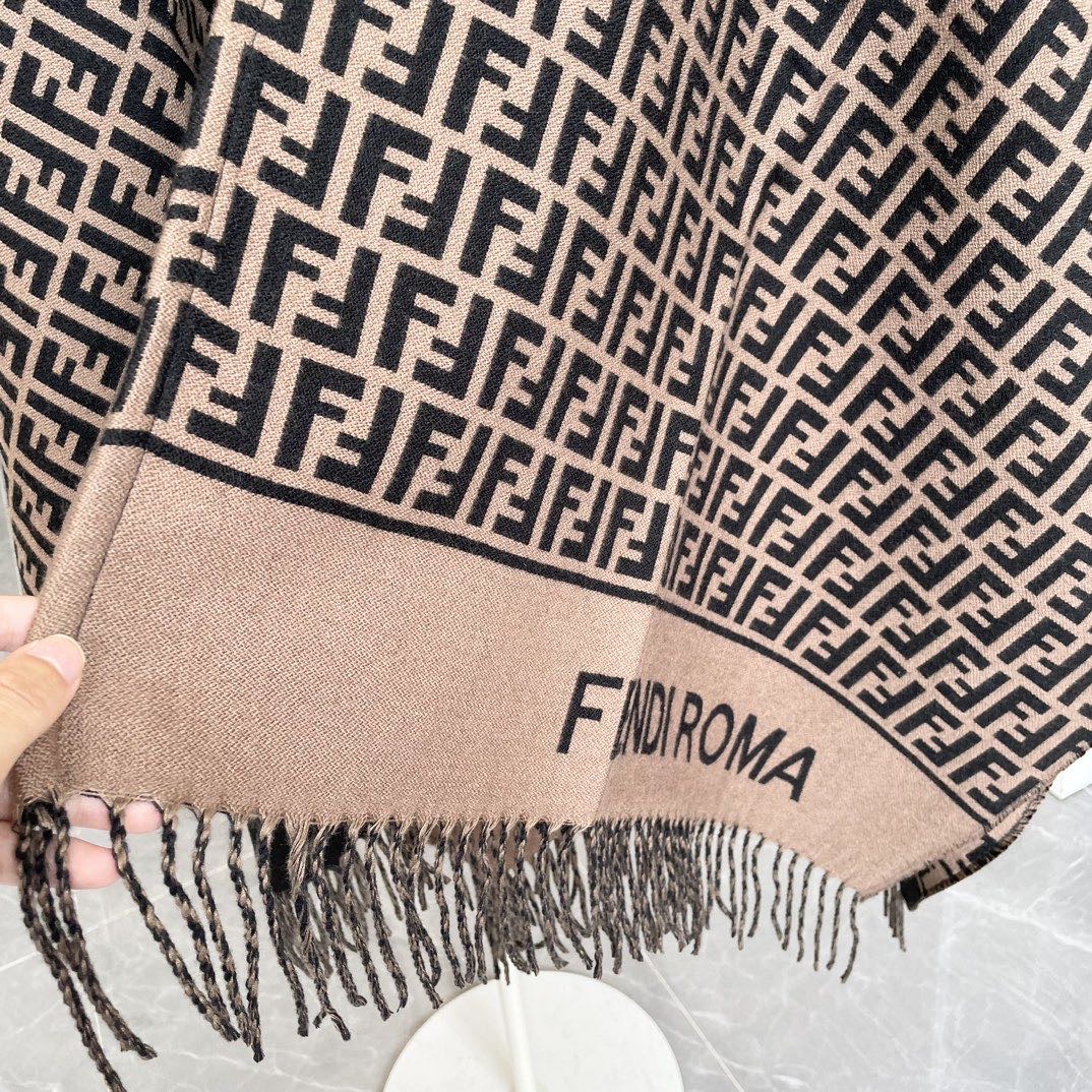  ✨✨爆款来了新款免代购❗️极品‼️重磅最新经典FF字母元素羊毛斗篷，大极品‼️F主打的斗篷，专柜也是刚