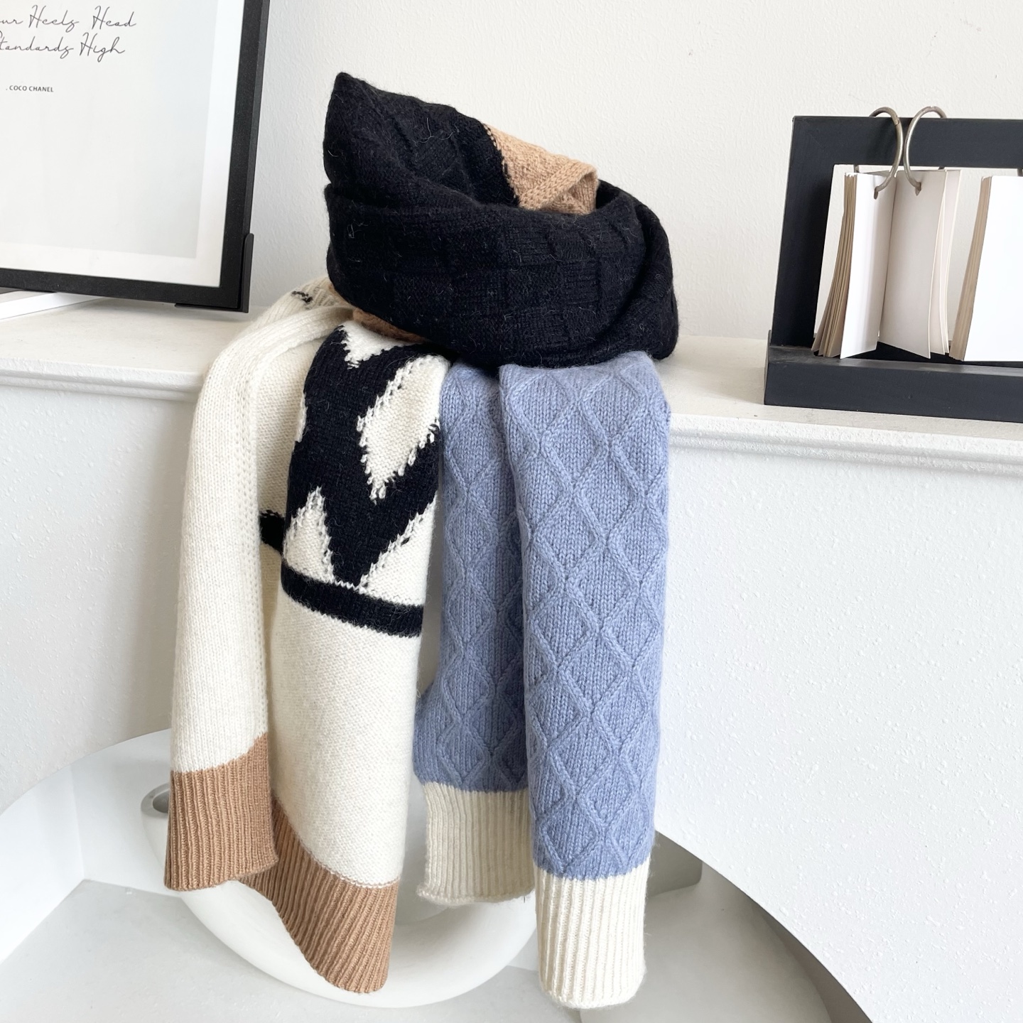  😍2025专柜最新款‼️【顶级羊绒围巾】。爆款哦  😘💍实物真心美 🎀披肩配以精美💓💃🏻整条围巾颜色的