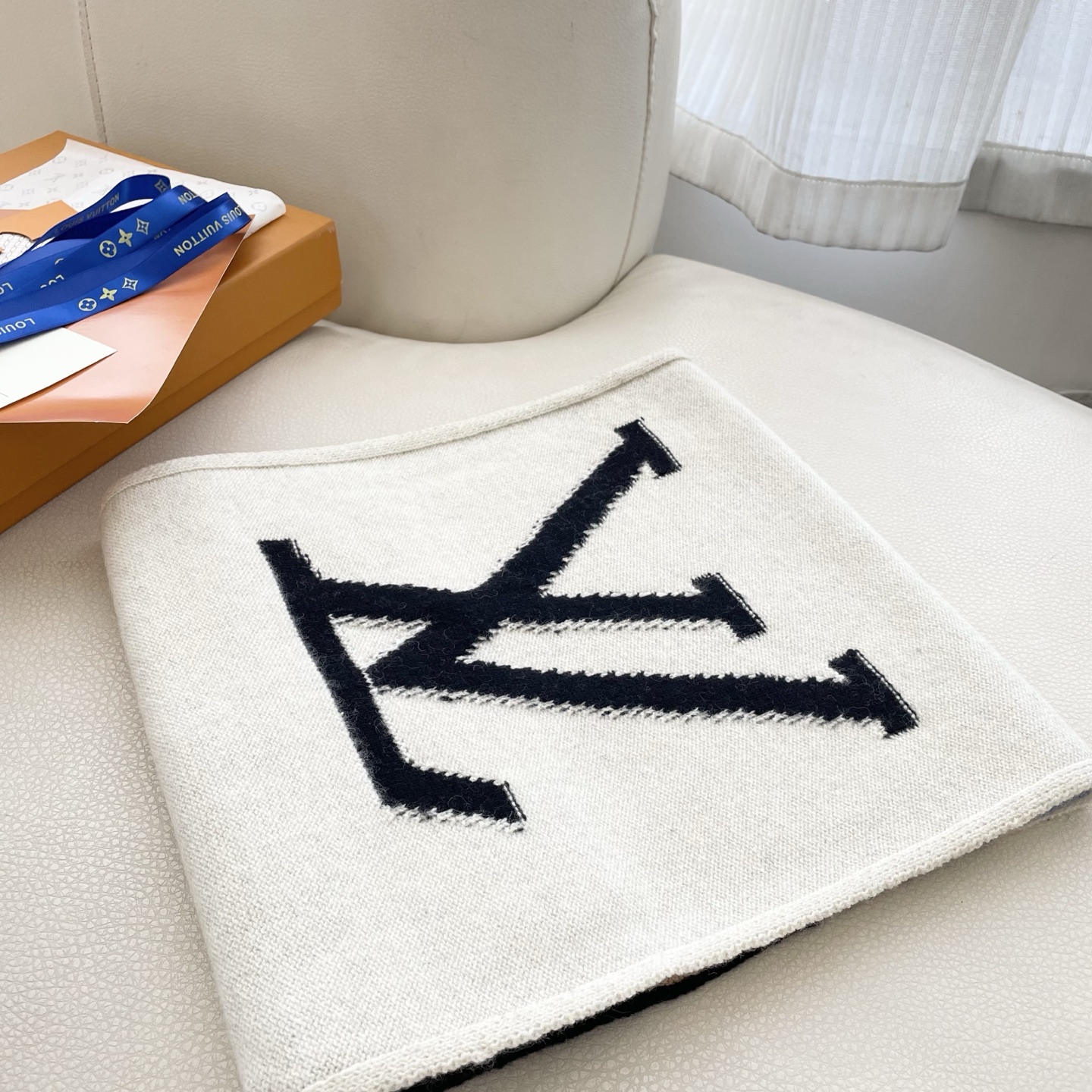  😍2025专柜最新款‼️【顶级羊绒围巾】。爆款哦  😘💍实物真心美 🎀披肩配以精美💓💃🏻整条围巾颜色的