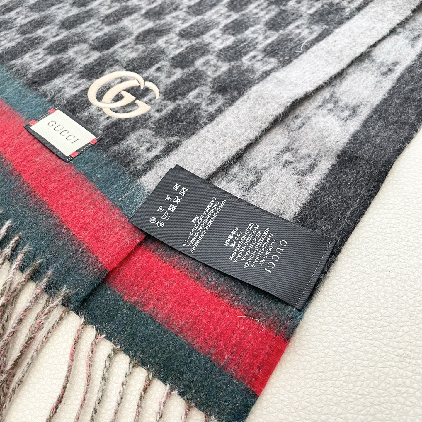  Gucci非常正的围巾~面料大爱，软糯手感，非常柔软细腻舒服‼️经典招牌GG字母元素❤️大气简约，超级