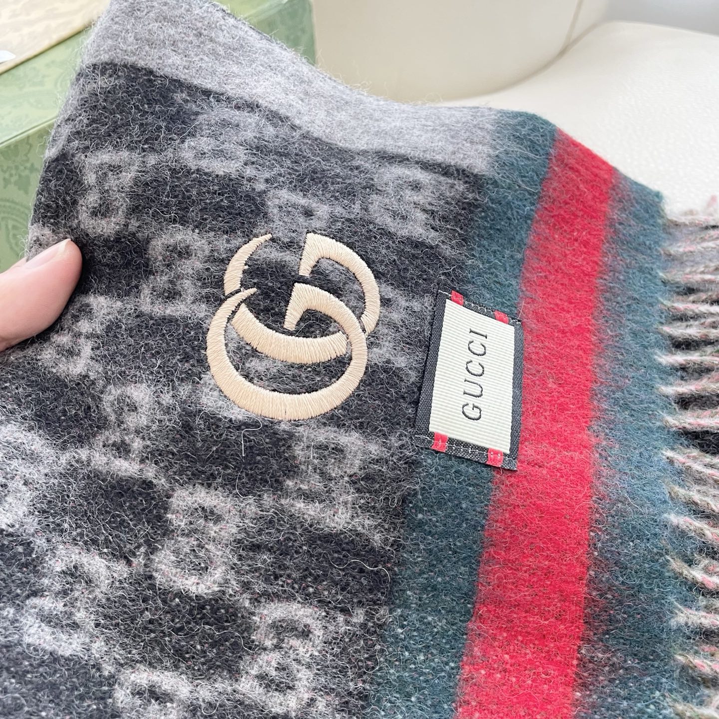  Gucci非常正的围巾~面料大爱，软糯手感，非常柔软细腻舒服‼️经典招牌GG字母元素❤️大气简约，超级