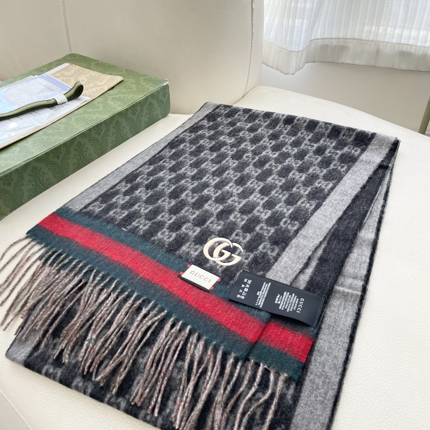  Gucci非常正的围巾~面料大爱，软糯手感，非常柔软细腻舒服‼️经典招牌GG字母元素❤️大气简约，超级
