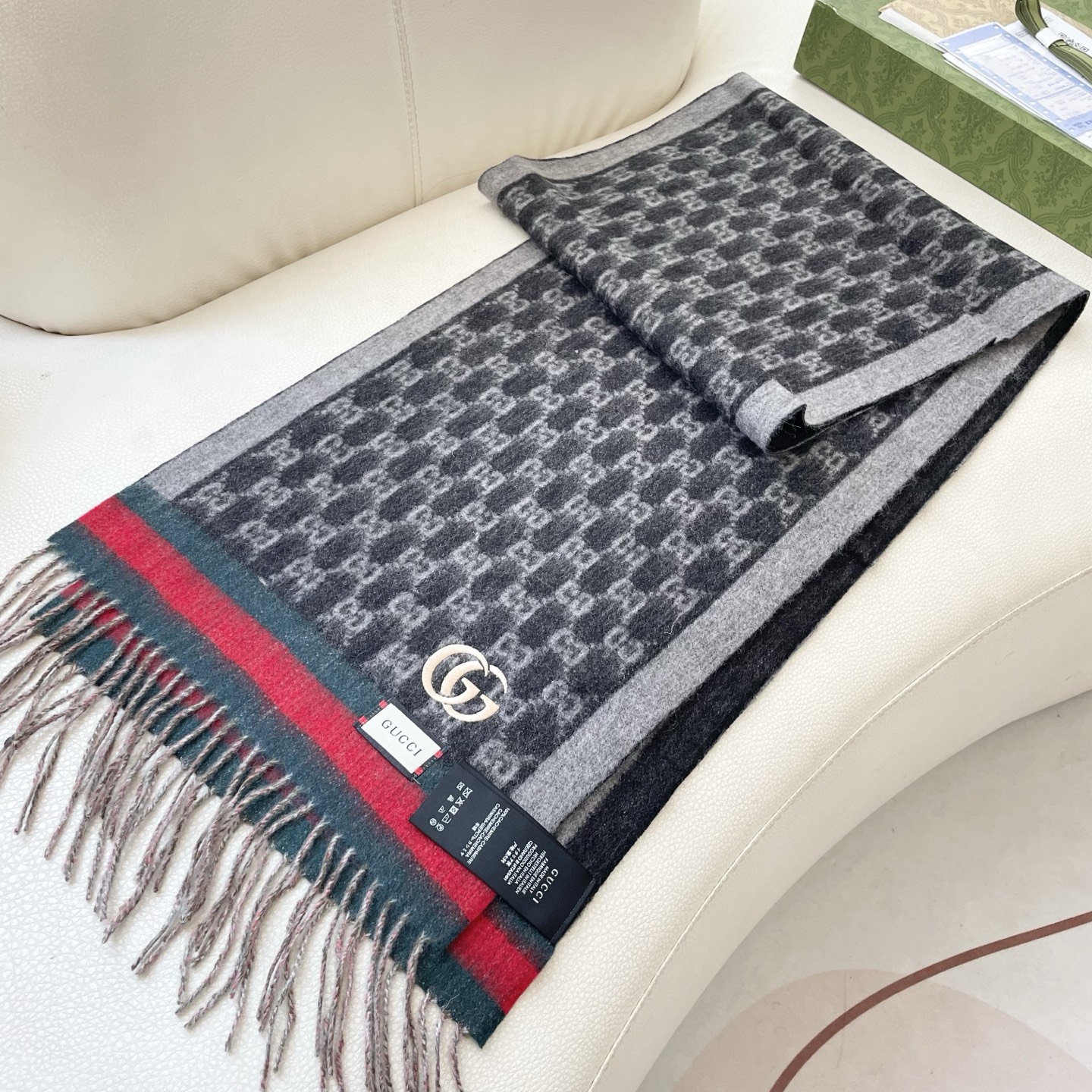  Gucci非常正的围巾~面料大爱，软糯手感，非常柔软细腻舒服‼️经典招牌GG字母元素❤️大气简约，超级