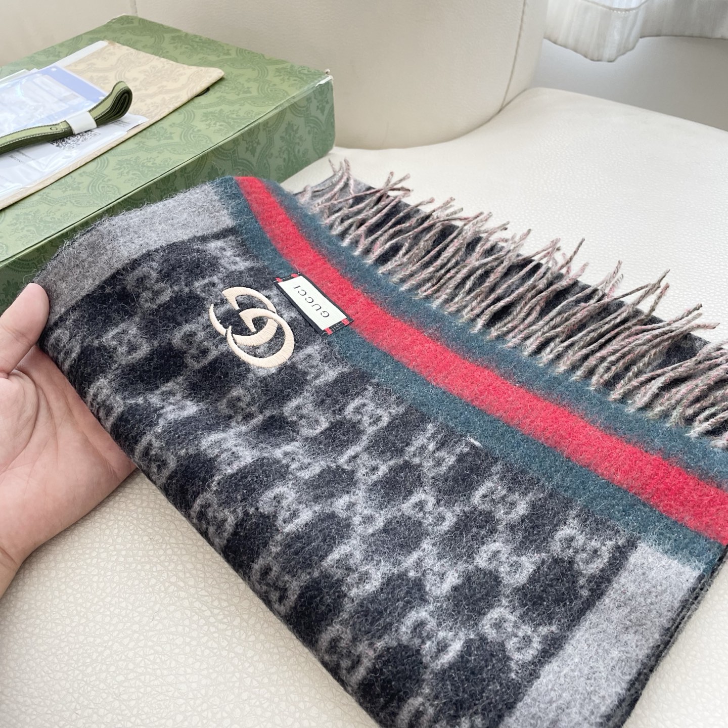  Gucci非常正的围巾~面料大爱，软糯手感，非常柔软细腻舒服‼️经典招牌GG字母元素❤️大气简约，超级