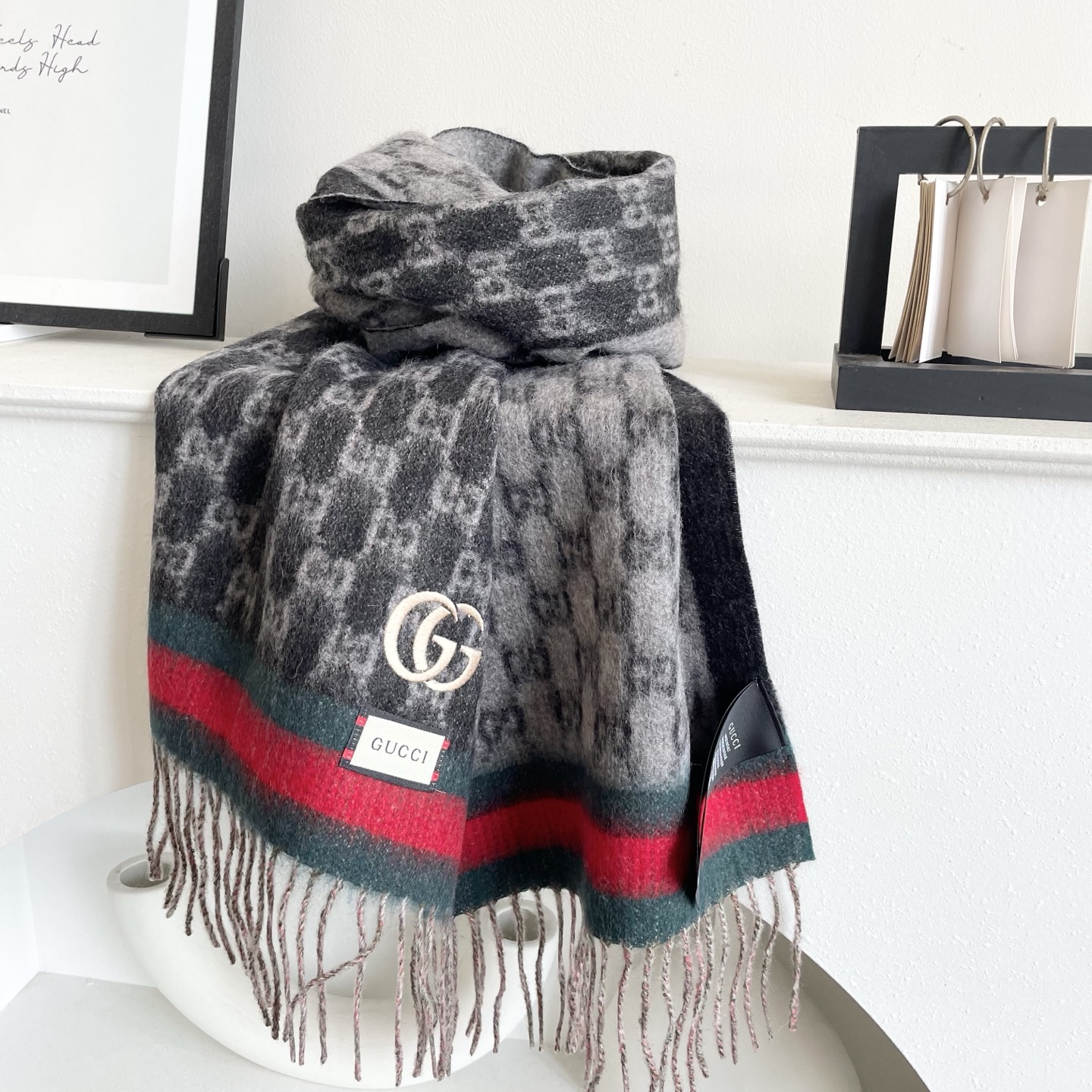  Gucci非常正的围巾~面料大爱，软糯手感，非常柔软细腻舒服‼️经典招牌GG字母元素❤️大气简约，超级