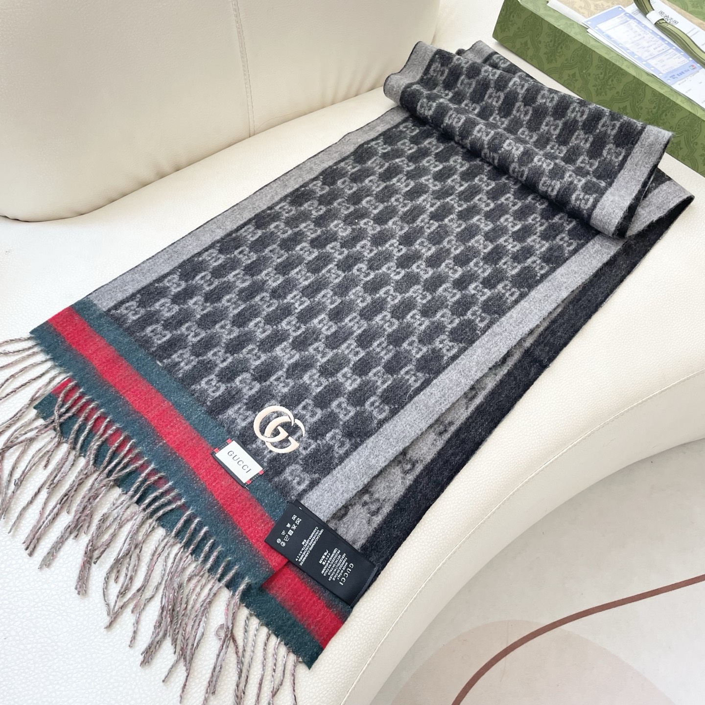  Gucci非常正的围巾~面料大爱，软糯手感，非常柔软细腻舒服‼️经典招牌GG字母元素❤️大气简约，超级