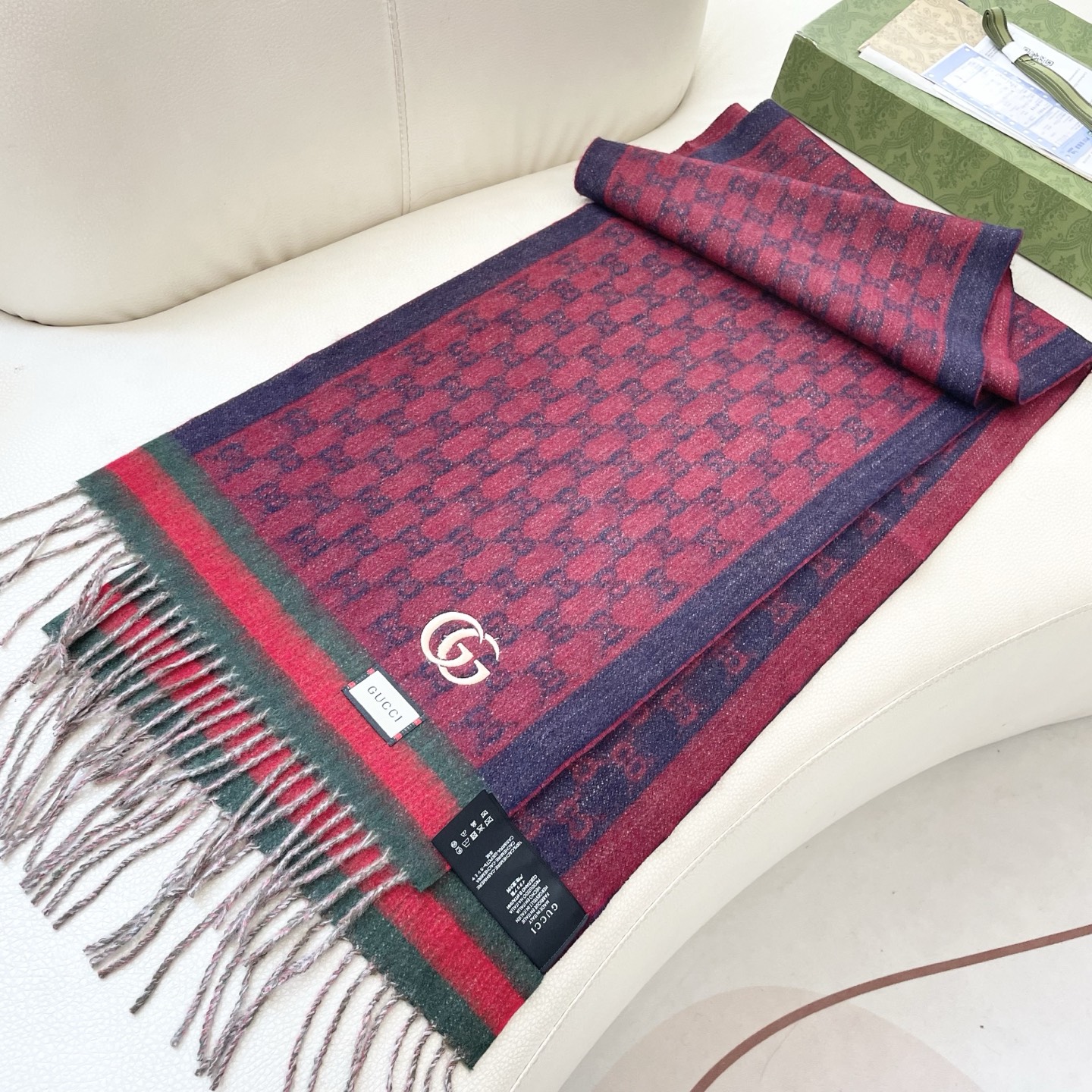  Gucci非常正的围巾~面料大爱，软糯手感，非常柔软细腻舒服‼️经典招牌GG字母元素❤️大气简约，超级