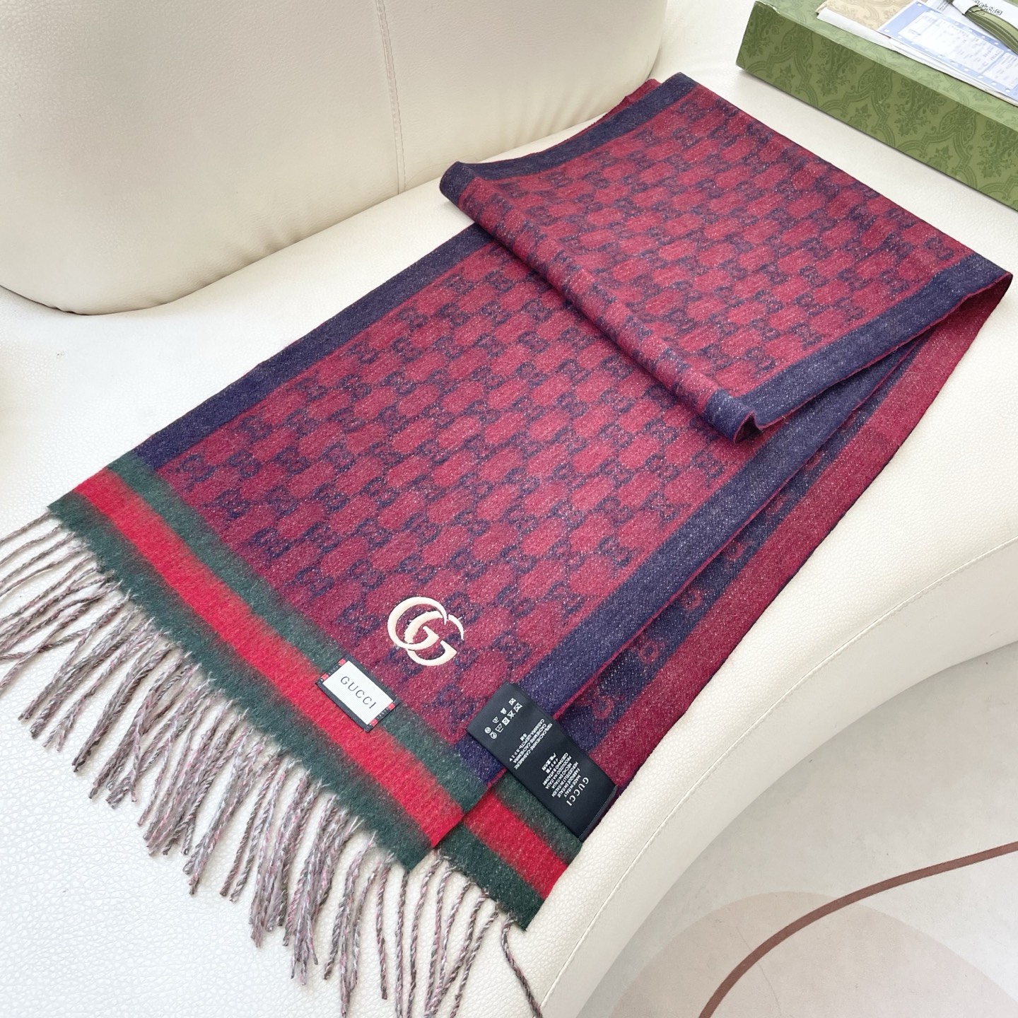  Gucci非常正的围巾~面料大爱，软糯手感，非常柔软细腻舒服‼️经典招牌GG字母元素❤️大气简约，超级