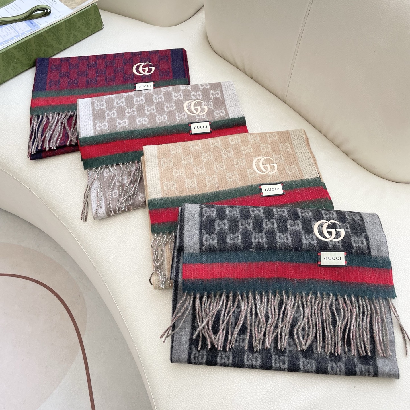  Gucci非常正的围巾~面料大爱，软糯手感，非常柔软细腻舒服‼️经典招牌GG字母元素❤️大气简约，超级