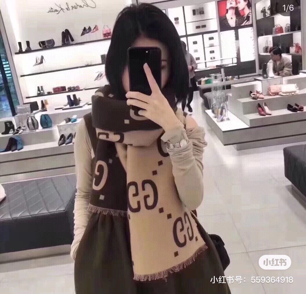 NO:341518,High-end version, hot counter synchronizes new styles, the world-destroying version is coming, not that it is not done, but that it has not yet been achieved. The top-end version is shipped, wool silk scarf, and the decorative design of GG pattern. The GG logo, first used in the 1970s, evolved from the initial Gucci diamond design that began in the 1930s, and was later established as the logo of Gucci inheritance. GG pattern returns to the forefront of fashion in a new way, aiming to pay tribute to the origin of Gucci. Brown and beige GG jacquard wool silk 35 cm (width) x 180 cm (length) fabric silk wool high-end scarf, high-end scarf, gucci, real silk19860909高版本 火爆专柜同步新款 灭世版本来袭,不是不做,只是还没做到极致,顶级版本出货,羊毛真丝围巾,装饰超大造型设计GG图案.于1970年代首次使用的GG标识从始于1930年代的初始Gucci菱形设计演化而来,其后便被设立为Gucci传承的标志,GG图案以全新方式重返时尚前沿,旨在向Gucci的本源致敬.棕色和米色GG提花羊毛真丝35厘米（宽） x 180厘米（长） 面料真丝羊毛高版本围巾,高版本围巾,gucci,real silk,scarf