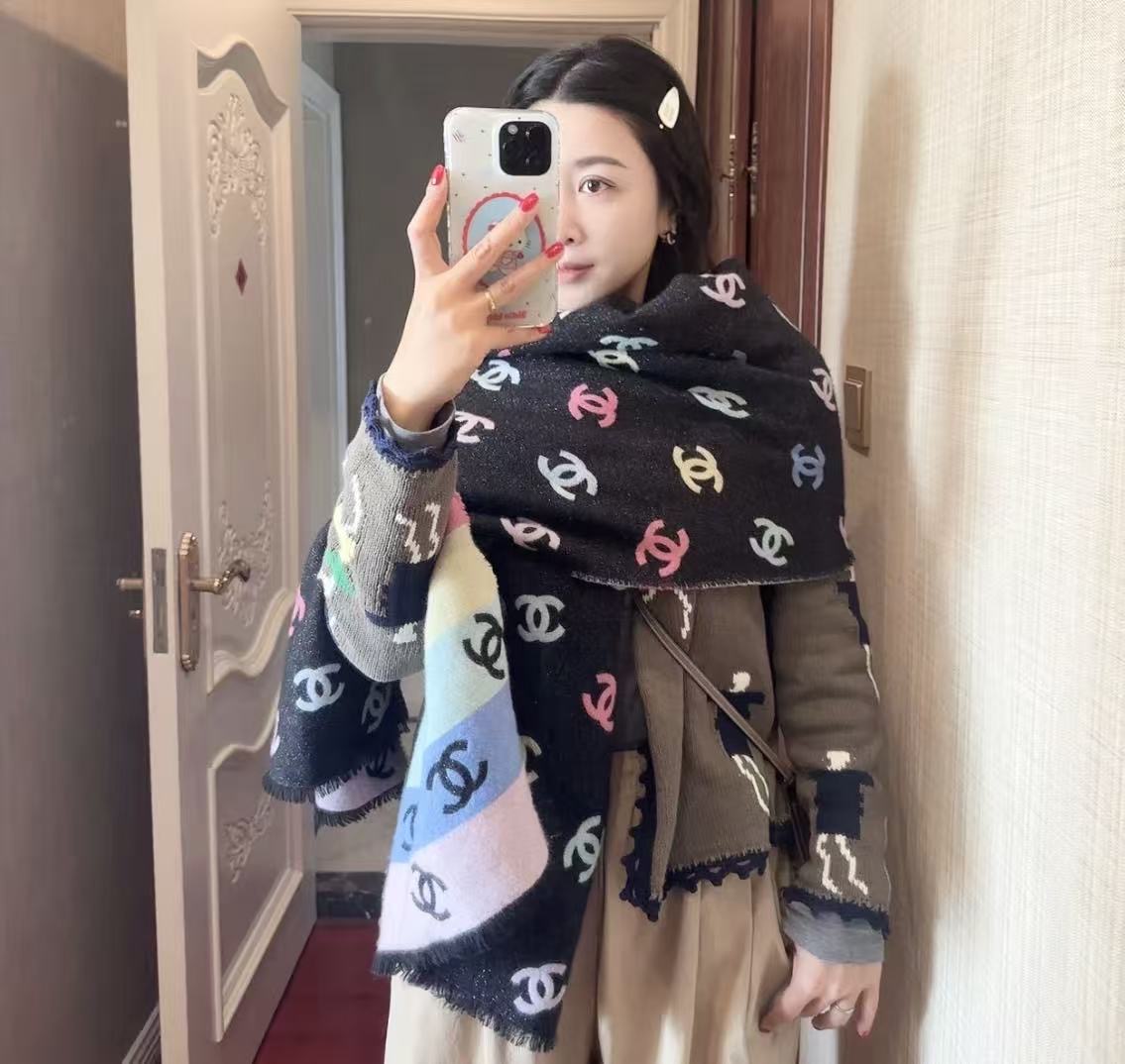 ❤️小香彩虹披肩出口版 三色
       因为出口所有没有中文标识的吊牌➕洗唛，质量比国内版更好 今年