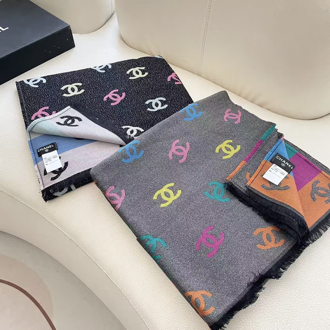 ❤️小香彩虹披肩出口版 三色
       因为出口所有没有中文标识的吊牌➕洗唛，质量比国内版更好 今年