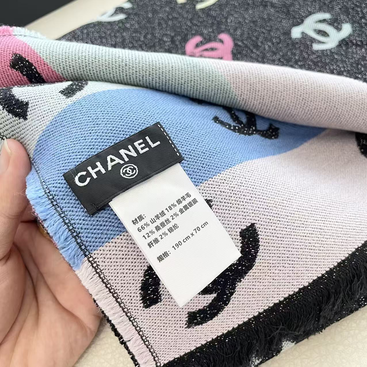 ❤️小香彩虹披肩出口版 三色
       因为出口所有没有中文标识的吊牌➕洗唛，质量比国内版更好 今年