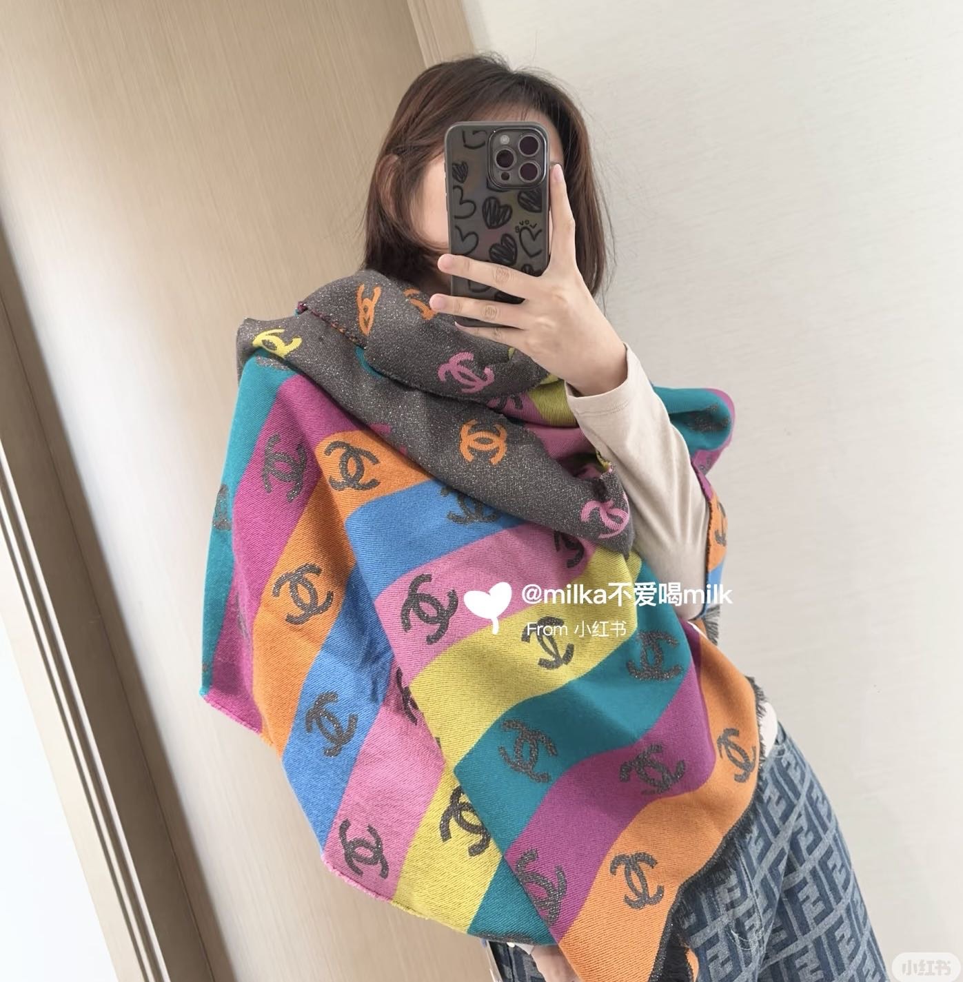 NO:341533,Xiaoxiang Rainbow Shawl Export Version Three Colors Because all tags without Chinese logos are exported, the quality is better than the domestic version. The most popular style this year, Rainbow logo design, double-sided, metal textured fabric, full of technology, large size, easy to match, soft touch, full droop, easy to manage 92 cashmere 8 wool, specifications 70*200 high-version scarf, high-version scarf, shawls19860909小香彩虹披肩出口版 三色 因为出口所有没有中文标识的吊牌洗唛,质量比国内版更好 今年最热门款式 彩虹logo设计 双面可用 金属质感的面料 科技感十足 大尺寸好搭配 手感柔软 垂感足 好打理 92羊绒8羊毛 规格70*200高版本围巾,高版本围巾,shawls,scarf