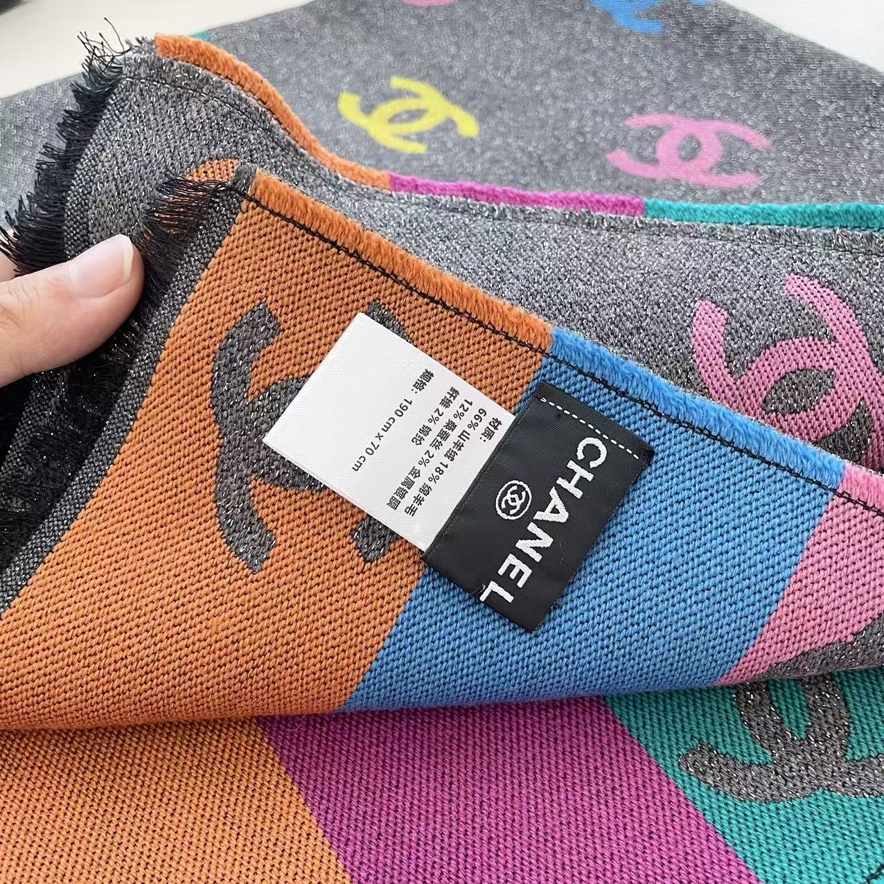 ❤️小香彩虹披肩出口版 三色
       因为出口所有没有中文标识的吊牌➕洗唛，质量比国内版更好 今年