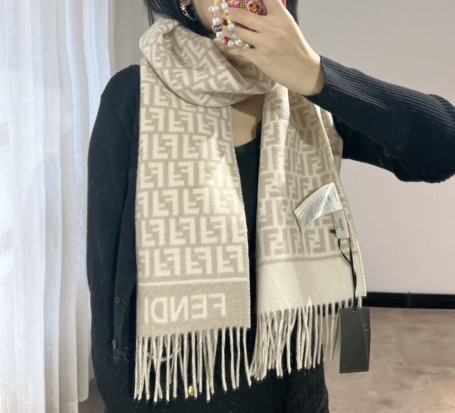   ♥️极品‼️Fendi今年最火的围巾。全世界都在抢的老花FF字母款。主打的限量大极品‼️专柜也是有钱