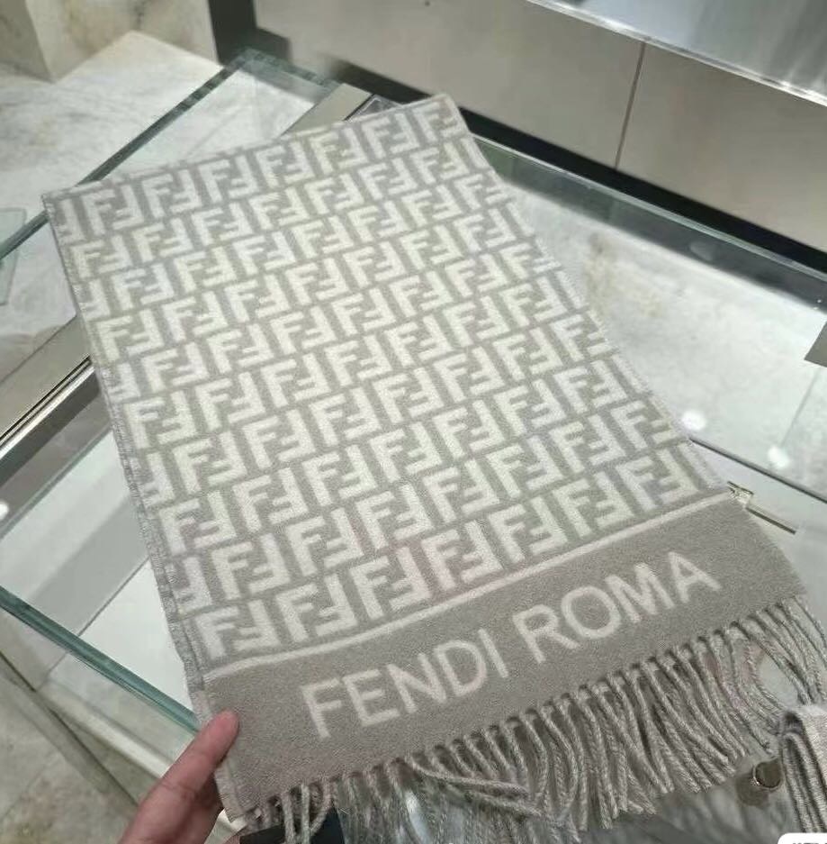   ♥️极品‼️Fendi今年最火的围巾。全世界都在抢的老花FF字母款。主打的限量大极品‼️专柜也是有钱