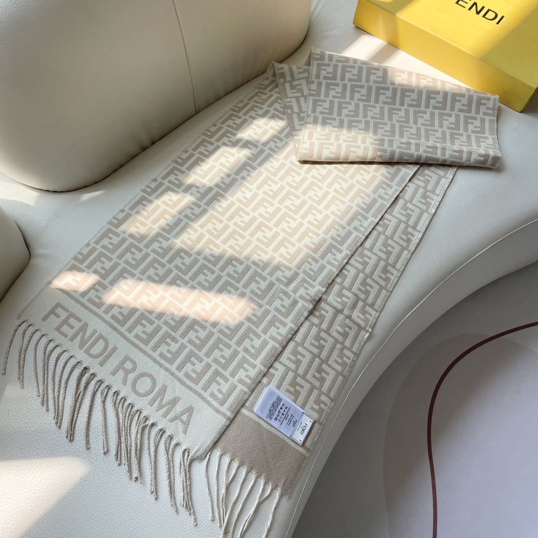   ♥️极品‼️Fendi今年最火的围巾。全世界都在抢的老花FF字母款。主打的限量大极品‼️专柜也是有钱