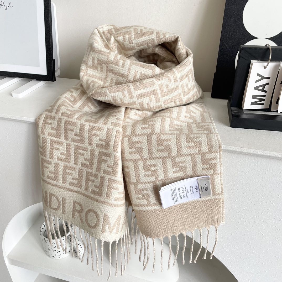   ♥️极品‼️Fendi今年最火的围巾。全世界都在抢的老花FF字母款。主打的限量大极品‼️专柜也是有钱