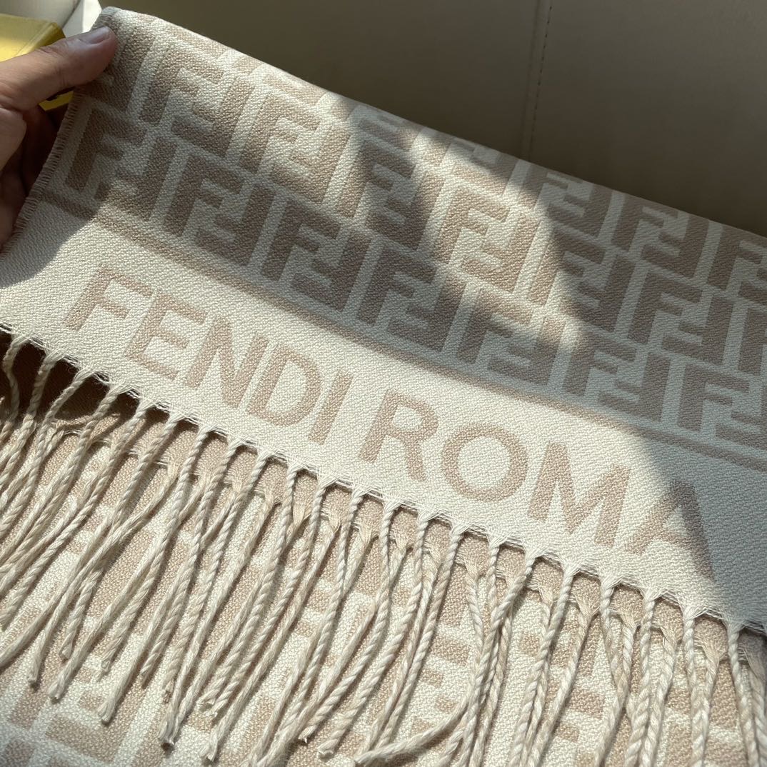   ♥️极品‼️Fendi今年最火的围巾。全世界都在抢的老花FF字母款。主打的限量大极品‼️专柜也是有钱