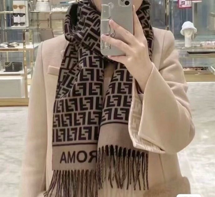 NO:341537,The most popular scarf of the best Fendi this year, the presbyterian FF letter model is the main limited edition large and high-quality counters, which are also very good things that are difficult to buy with money and are very good. The real materials are exactly the same. This kind of raw materials is said to be out of stock at present. It is really versatile. The upper body temperament UpUp has genuine products and then compare ours. It is exactly the same. The label number tags are exactly the same. The main marks and other items are exactly the same. If you buy them, you can enjoy it secretly. This is an export order from a Hong Kong company. In short, it is a surprise. Don’t think it’s too small. This specification is less and less and cherish it. The upper body effect is very powerful!  Pure hand-combed treatment. It is definitely a big deal!  Unlike the hoped scarf structure, this scarf has a special effect, soft touch, texture, delicate yarn, and a very stylish style. It can be photographed with a mobile phone to amazed the audience with high density and exquisite work. The products of big brands are really exquisite and exquisite, and are craftsmanship. Specifications: 80 wool 20 cashmere [original fabric] 30x180 high-version scarf, high-version scarf, fendi19860909极品Fendi今年最火的围巾全世界都在抢的老花FF字母款主打的限量大极品专柜也是有钱也很难买到的好玩意儿正儿八经的好东西,真材实料一模一样,这样的一条非常耗原料据说目前很多专柜断货~~真的相当的百搭,上身气质UpUp有正品的拉出来再对比下我们的,简直一模一样,标签编号吊牌主标什么的都是一模一样代购卖＋,买到偷着乐吧,这是一个香港公司的出口订单总之是惊喜.不要嫌少,这种规格越来越少且珍惜.上身效果气场非常强大！纯手工精梳处理.绝对是重磅！不同于希望的围巾组织构造,这款围巾的效果很特别,手感柔软成色有质感,纱线细致分明,版型更是非常有型,用手机拍出来都能惊艳全场高密度精工细作大牌的东西真的非常考究,匠心之作.规格:80羊毛20羊绒【原版面料】 30x180高版本围巾,高版本围巾,fendi,scarf