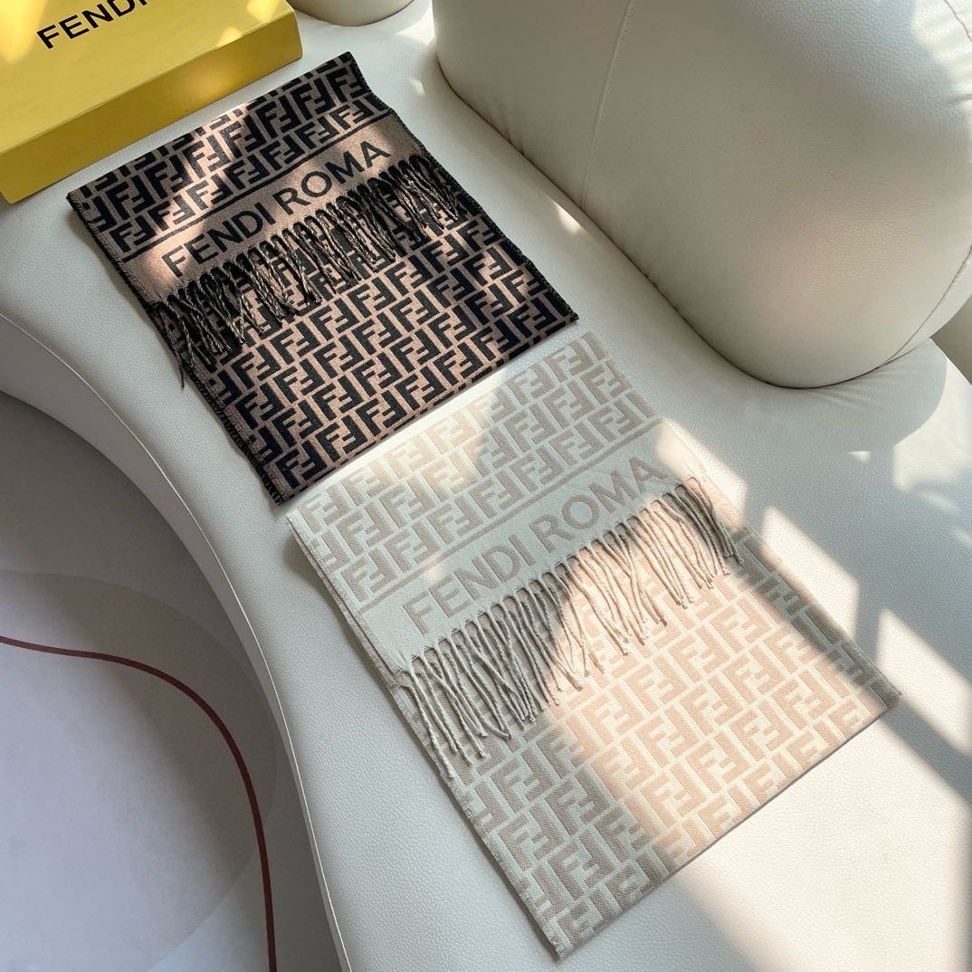   ♥️极品‼️Fendi今年最火的围巾。全世界都在抢的老花FF字母款。主打的限量大极品‼️专柜也是有钱