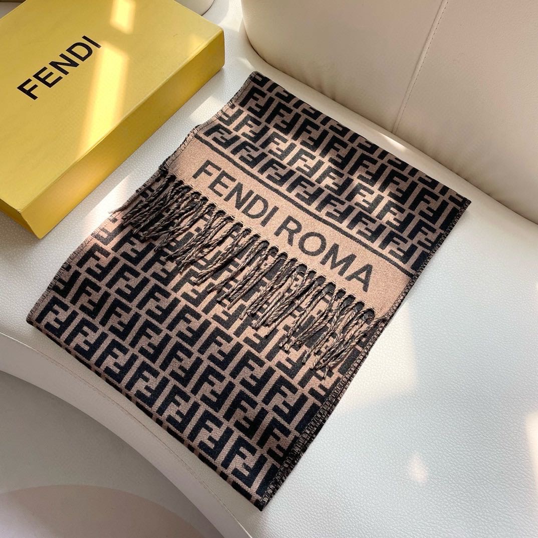   ♥️极品‼️Fendi今年最火的围巾。全世界都在抢的老花FF字母款。主打的限量大极品‼️专柜也是有钱