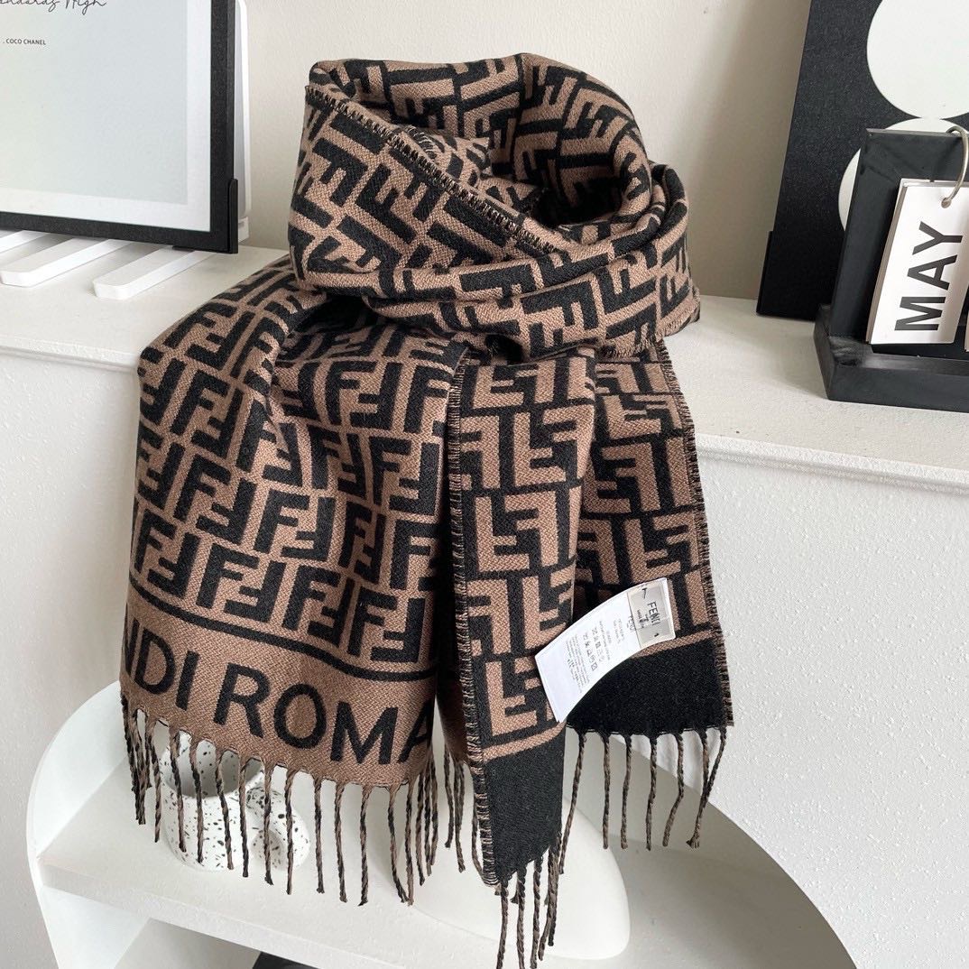   ♥️极品‼️Fendi今年最火的围巾。全世界都在抢的老花FF字母款。主打的限量大极品‼️专柜也是有钱