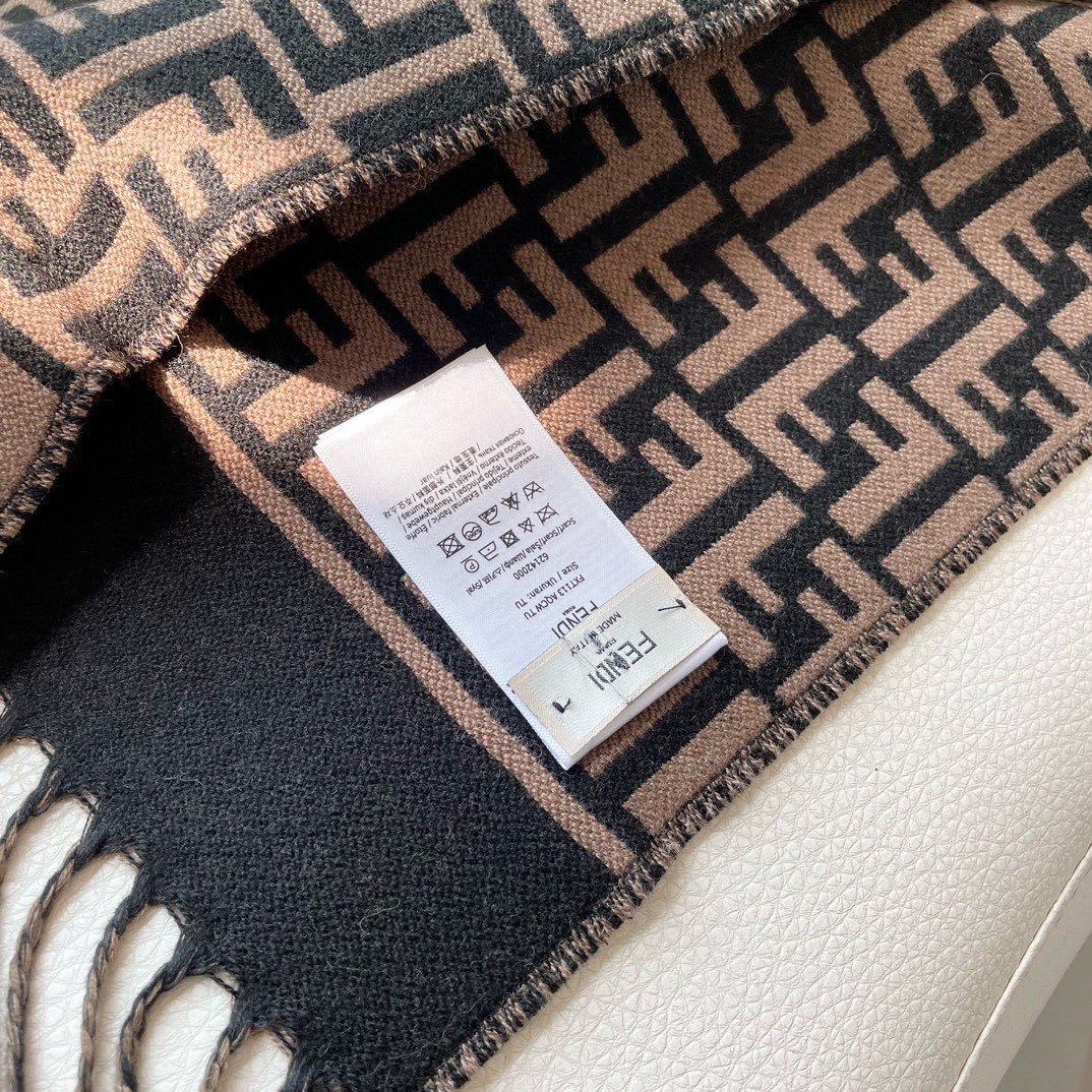   ♥️极品‼️Fendi今年最火的围巾。全世界都在抢的老花FF字母款。主打的限量大极品‼️专柜也是有钱