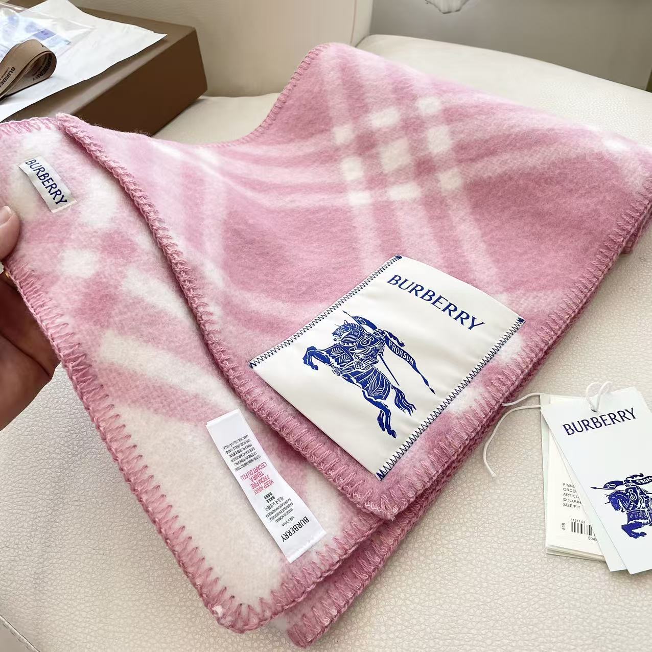 （2025最新版本缩边）
𝐁𝐔𝐑𝐁𝐄𝐑𝐑✓最新配色。 【斜格长巾】
工艺与材质完全与专柜无区别，粗犷耐用