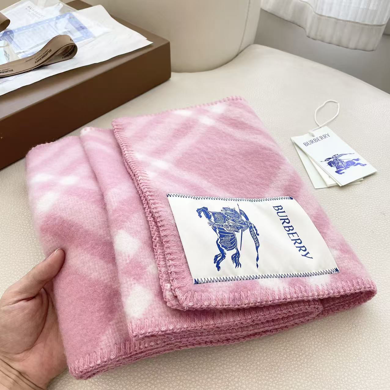 （2025最新版本缩边）
𝐁𝐔𝐑𝐁𝐄𝐑𝐑✓最新配色。 【斜格长巾】
工艺与材质完全与专柜无区别，粗犷耐用