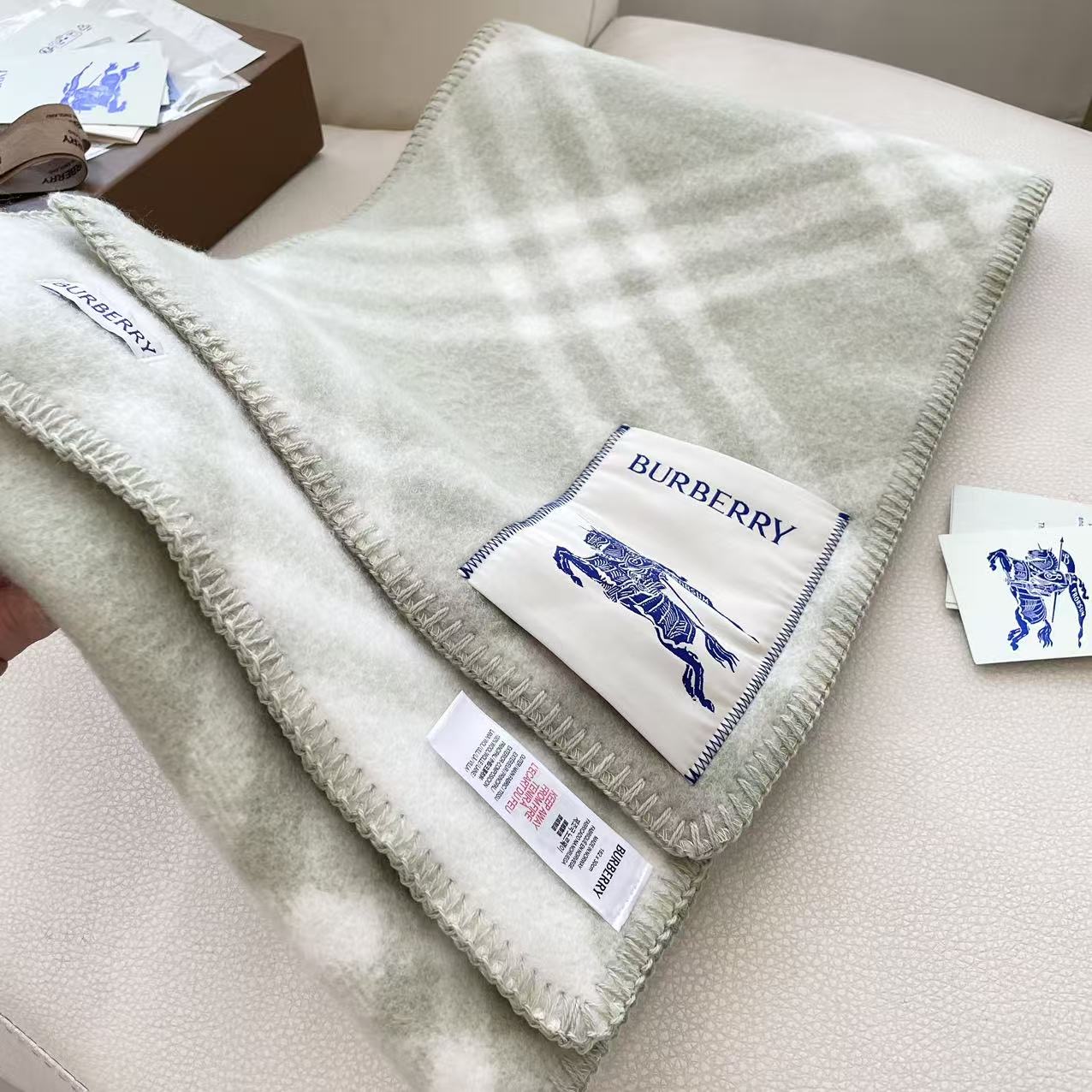 （2025最新版本缩边）
𝐁𝐔𝐑𝐁𝐄𝐑𝐑✓最新配色。 【斜格长巾】
工艺与材质完全与专柜无区别，粗犷耐用