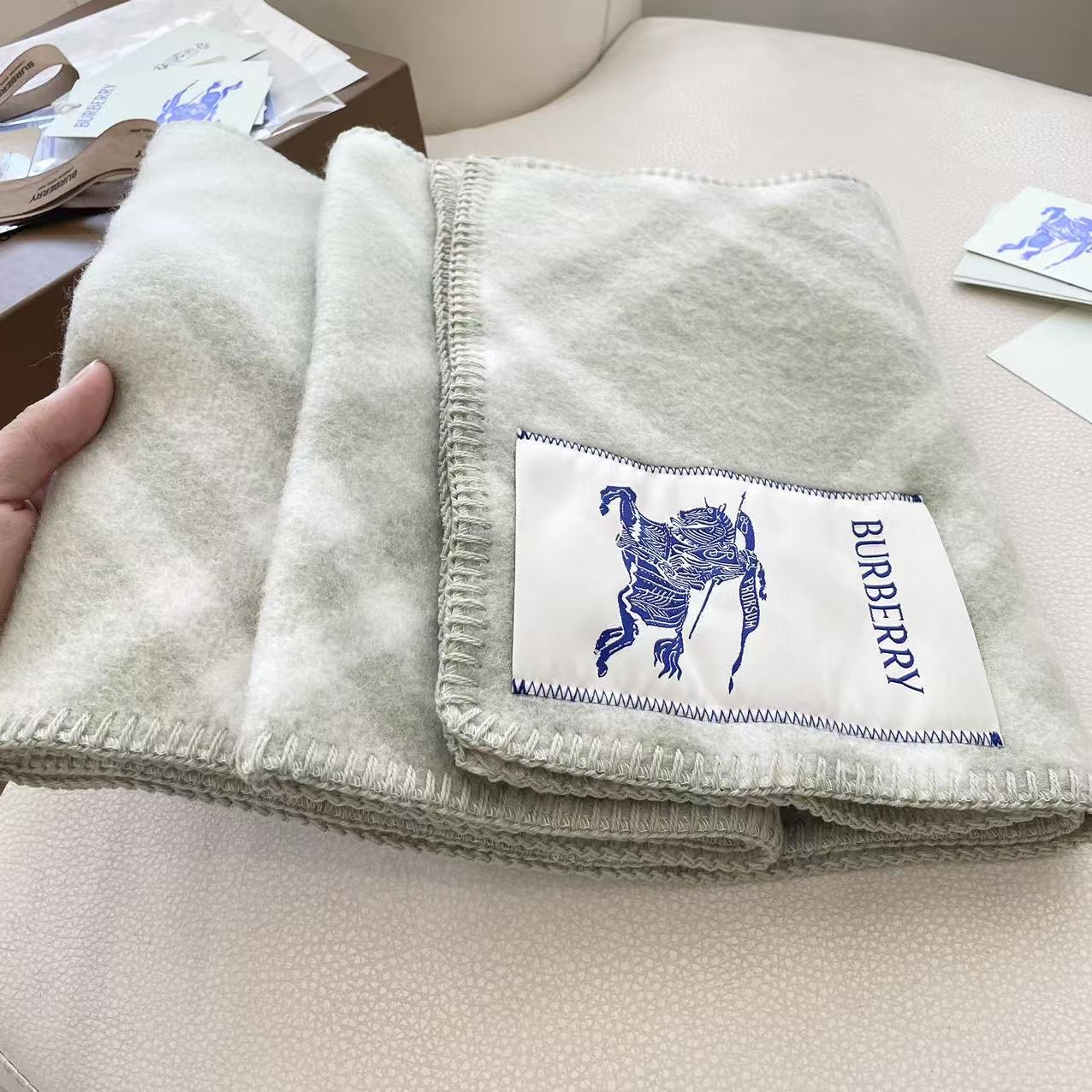 （2025最新版本缩边）
𝐁𝐔𝐑𝐁𝐄𝐑𝐑✓最新配色。 【斜格长巾】
工艺与材质完全与专柜无区别，粗犷耐用