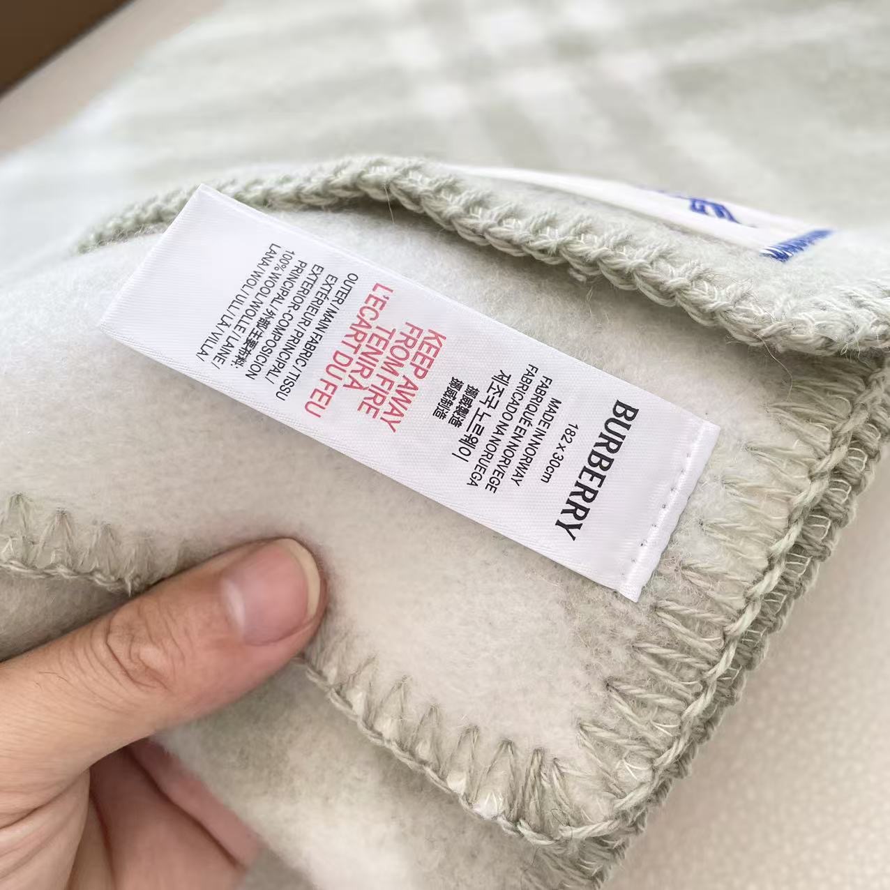 （2025最新版本缩边）
𝐁𝐔𝐑𝐁𝐄𝐑𝐑✓最新配色。 【斜格长巾】
工艺与材质完全与专柜无区别，粗犷耐用