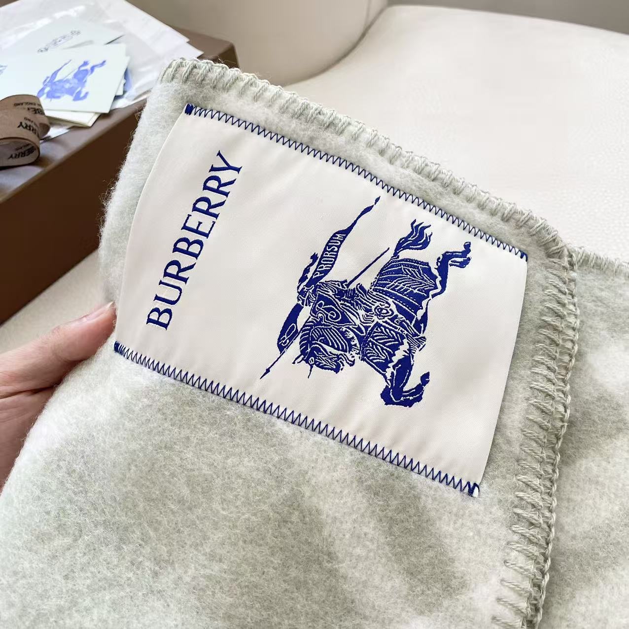 （2025最新版本缩边）
𝐁𝐔𝐑𝐁𝐄𝐑𝐑✓最新配色。 【斜格长巾】
工艺与材质完全与专柜无区别，粗犷耐用