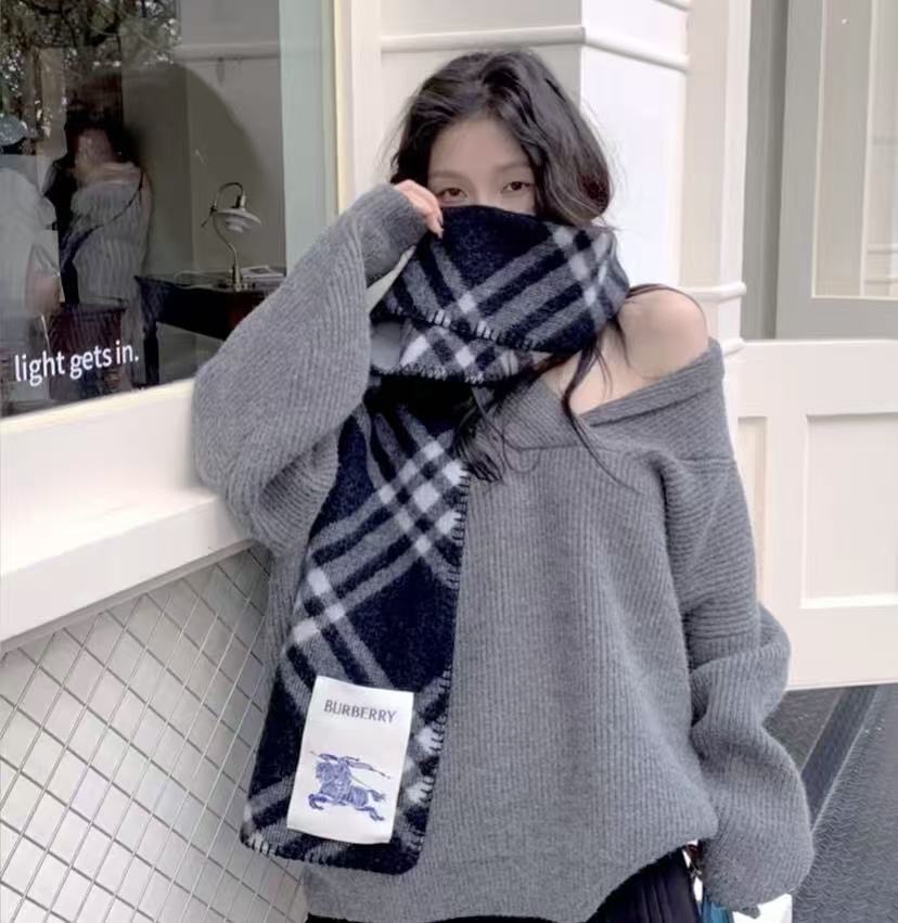 （2025最新版本缩边）
𝐁𝐔𝐑𝐁𝐄𝐑𝐑✓最新配色。 【斜格长巾】
工艺与材质完全与专柜无区别，粗犷耐用