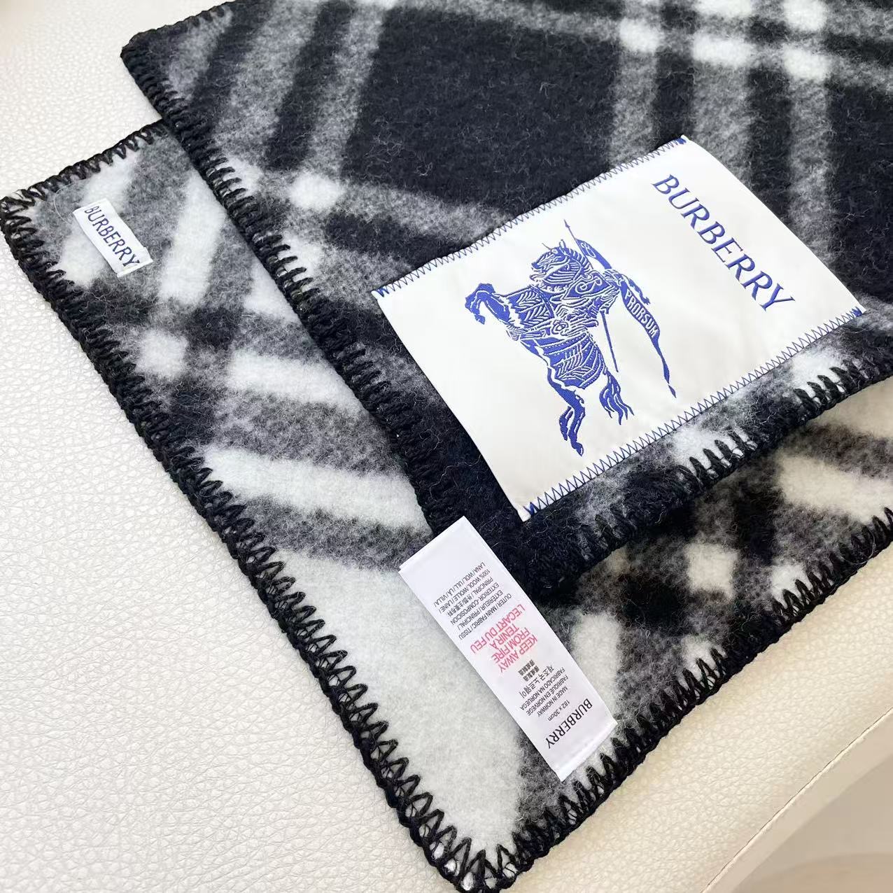 （2025最新版本缩边）
𝐁𝐔𝐑𝐁𝐄𝐑𝐑✓最新配色。 【斜格长巾】
工艺与材质完全与专柜无区别，粗犷耐用