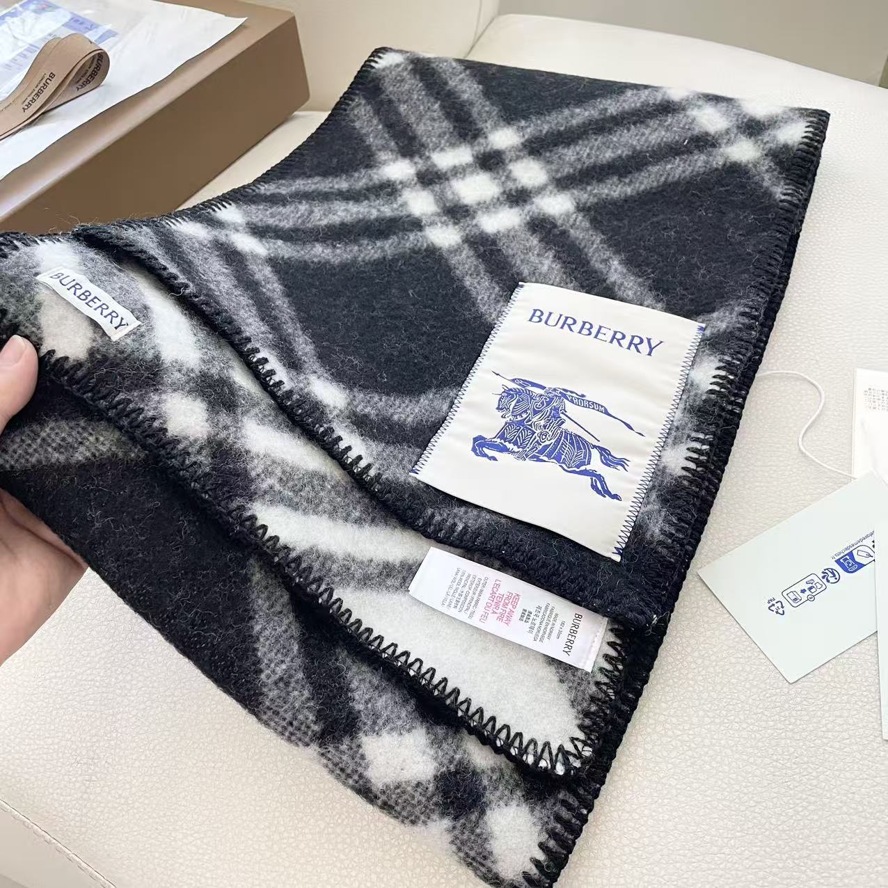 （2025最新版本缩边）
𝐁𝐔𝐑𝐁𝐄𝐑𝐑✓最新配色。 【斜格长巾】
工艺与材质完全与专柜无区别，粗犷耐用