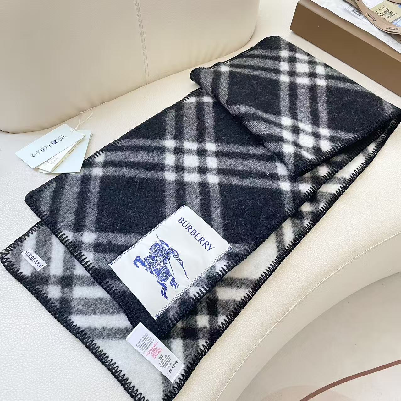 （2025最新版本缩边）
𝐁𝐔𝐑𝐁𝐄𝐑𝐑✓最新配色。 【斜格长巾】
工艺与材质完全与专柜无区别，粗犷耐用