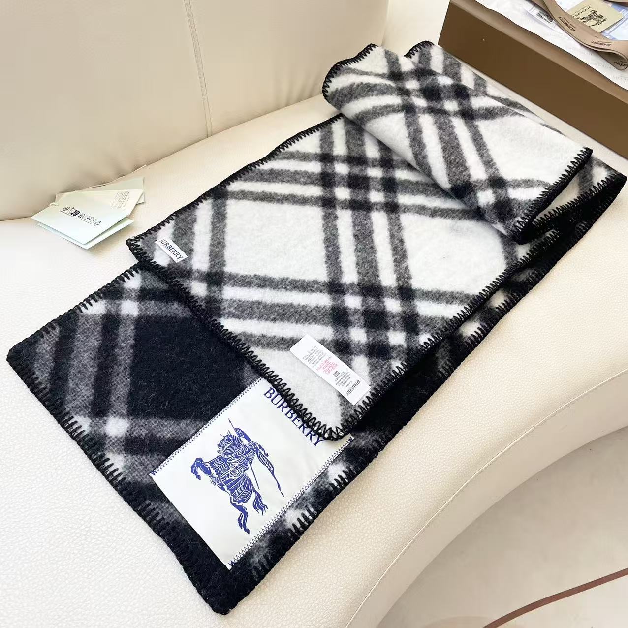 （2025最新版本缩边）
𝐁𝐔𝐑𝐁𝐄𝐑𝐑✓最新配色。 【斜格长巾】
工艺与材质完全与专柜无区别，粗犷耐用