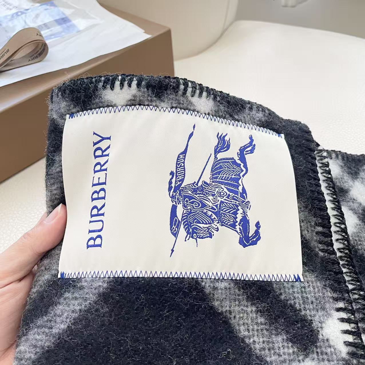 （2025最新版本缩边）
𝐁𝐔𝐑𝐁𝐄𝐑𝐑✓最新配色。 【斜格长巾】
工艺与材质完全与专柜无区别，粗犷耐用