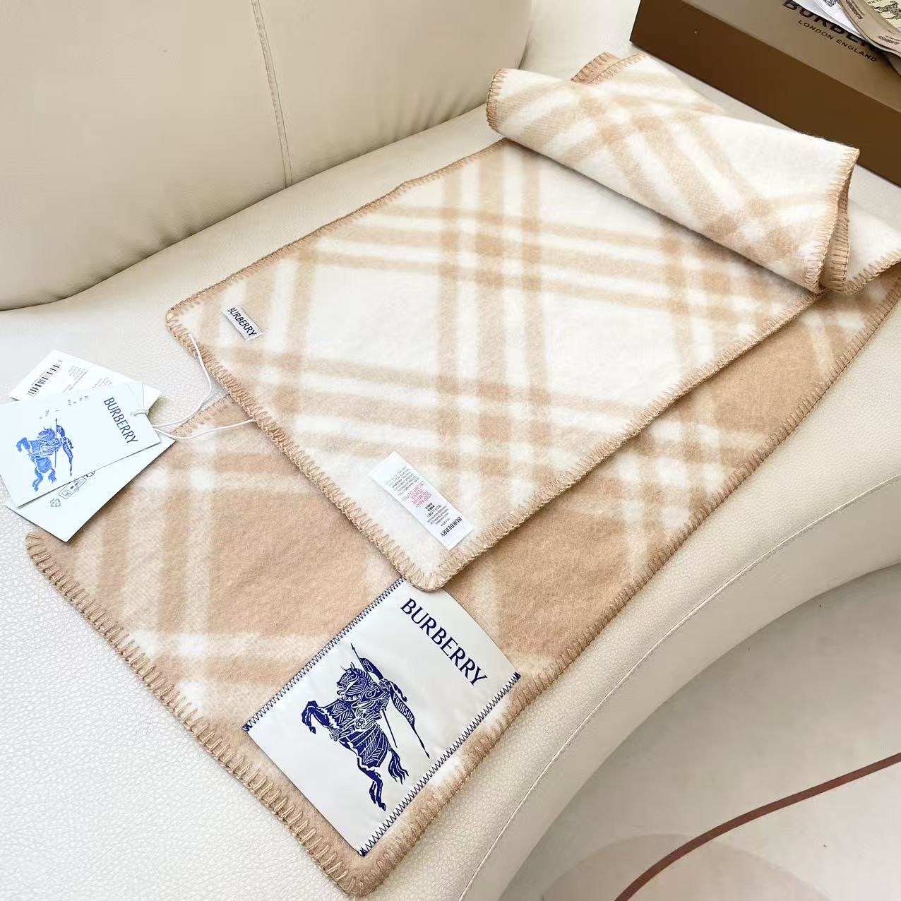 （2025最新版本缩边）
𝐁𝐔𝐑𝐁𝐄𝐑𝐑✓最新配色。 【斜格长巾】
工艺与材质完全与专柜无区别，粗犷耐用