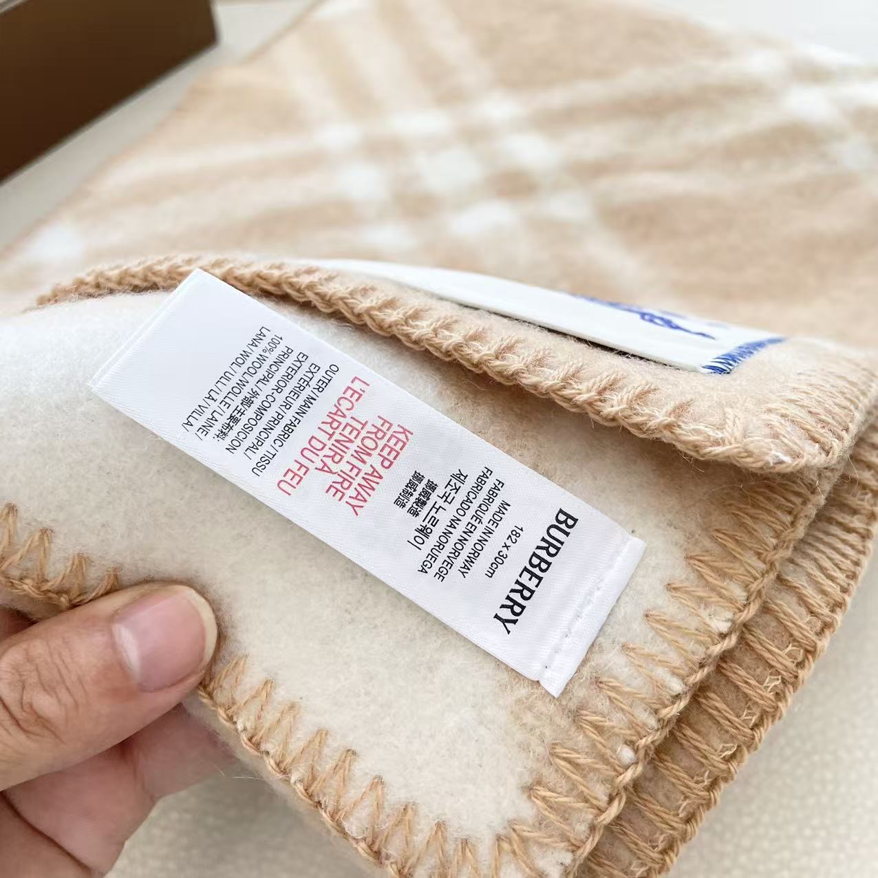 （2025最新版本缩边）
𝐁𝐔𝐑𝐁𝐄𝐑𝐑✓最新配色。 【斜格长巾】
工艺与材质完全与专柜无区别，粗犷耐用