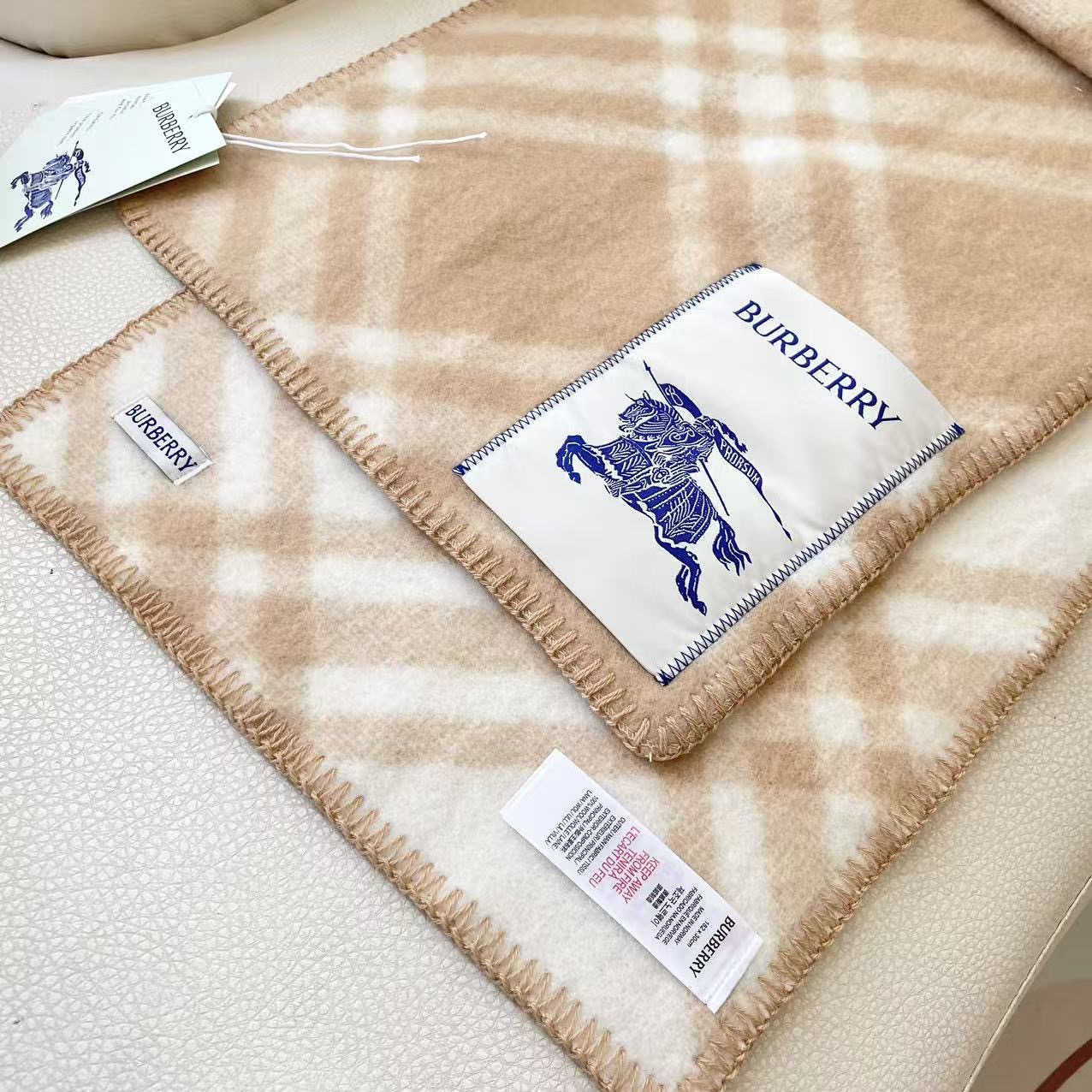 （2025最新版本缩边）
𝐁𝐔𝐑𝐁𝐄𝐑𝐑✓最新配色。 【斜格长巾】
工艺与材质完全与专柜无区别，粗犷耐用