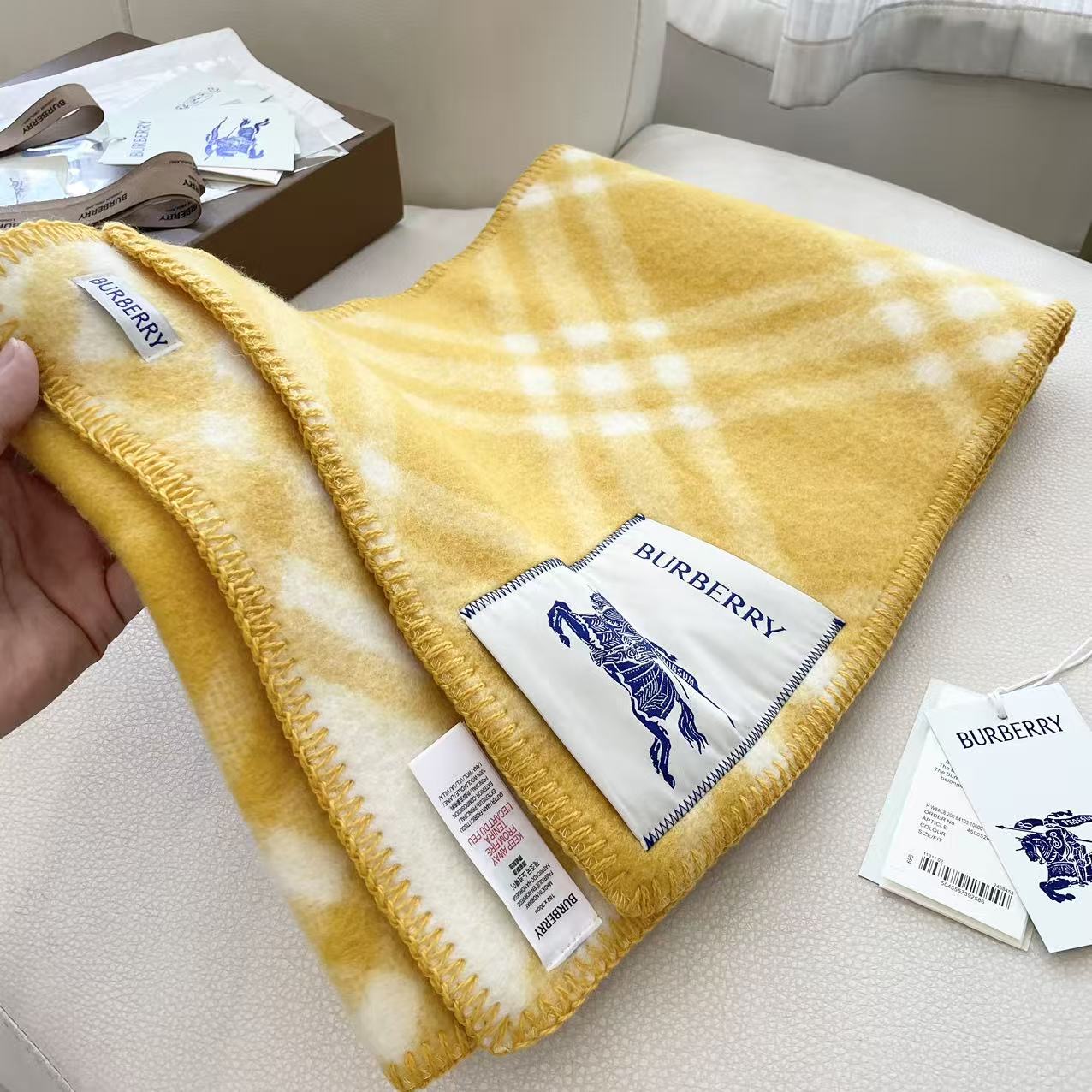 （2025最新版本缩边）
𝐁𝐔𝐑𝐁𝐄𝐑𝐑✓最新配色。 【斜格长巾】
工艺与材质完全与专柜无区别，粗犷耐用