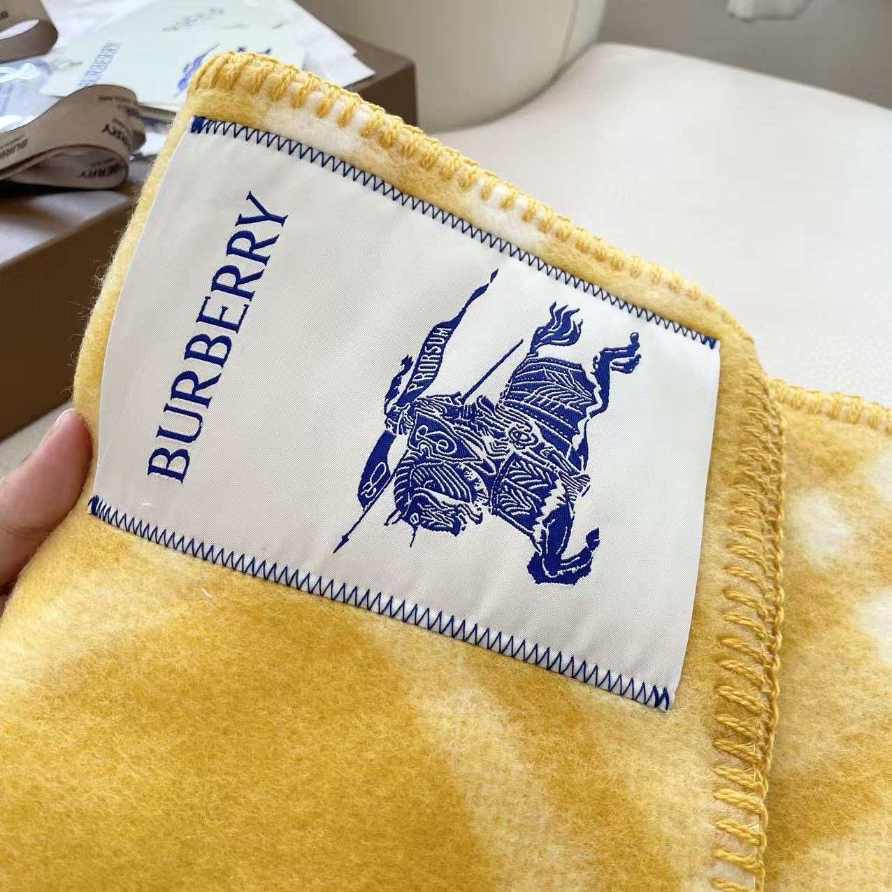 （2025最新版本缩边）
𝐁𝐔𝐑𝐁𝐄𝐑𝐑✓最新配色。 【斜格长巾】
工艺与材质完全与专柜无区别，粗犷耐用