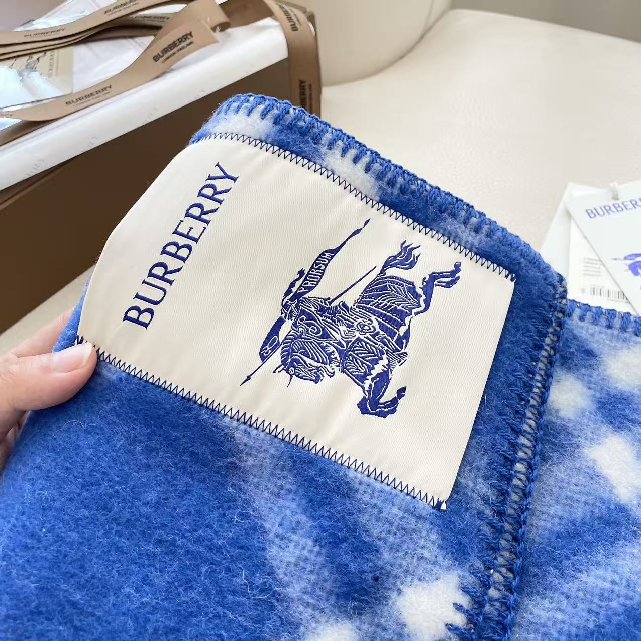 （2025最新版本缩边）
𝐁𝐔𝐑𝐁𝐄𝐑𝐑✓最新配色。 【斜格长巾】
工艺与材质完全与专柜无区别，粗犷耐用